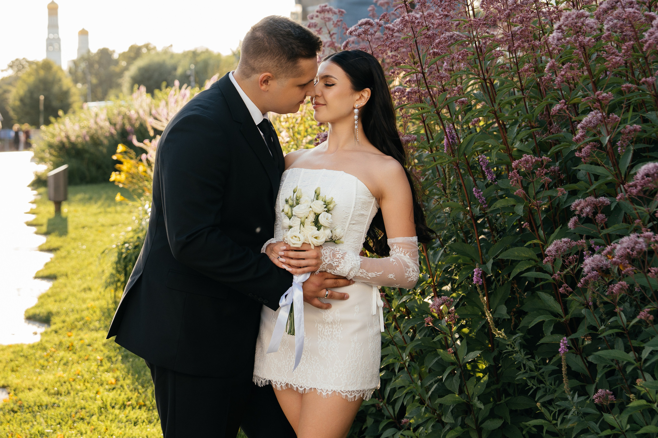 Свадебная фотосессия в Москве у высотки на Котельнической набережной. Свадебный фотограф в Москве Анна Полушина