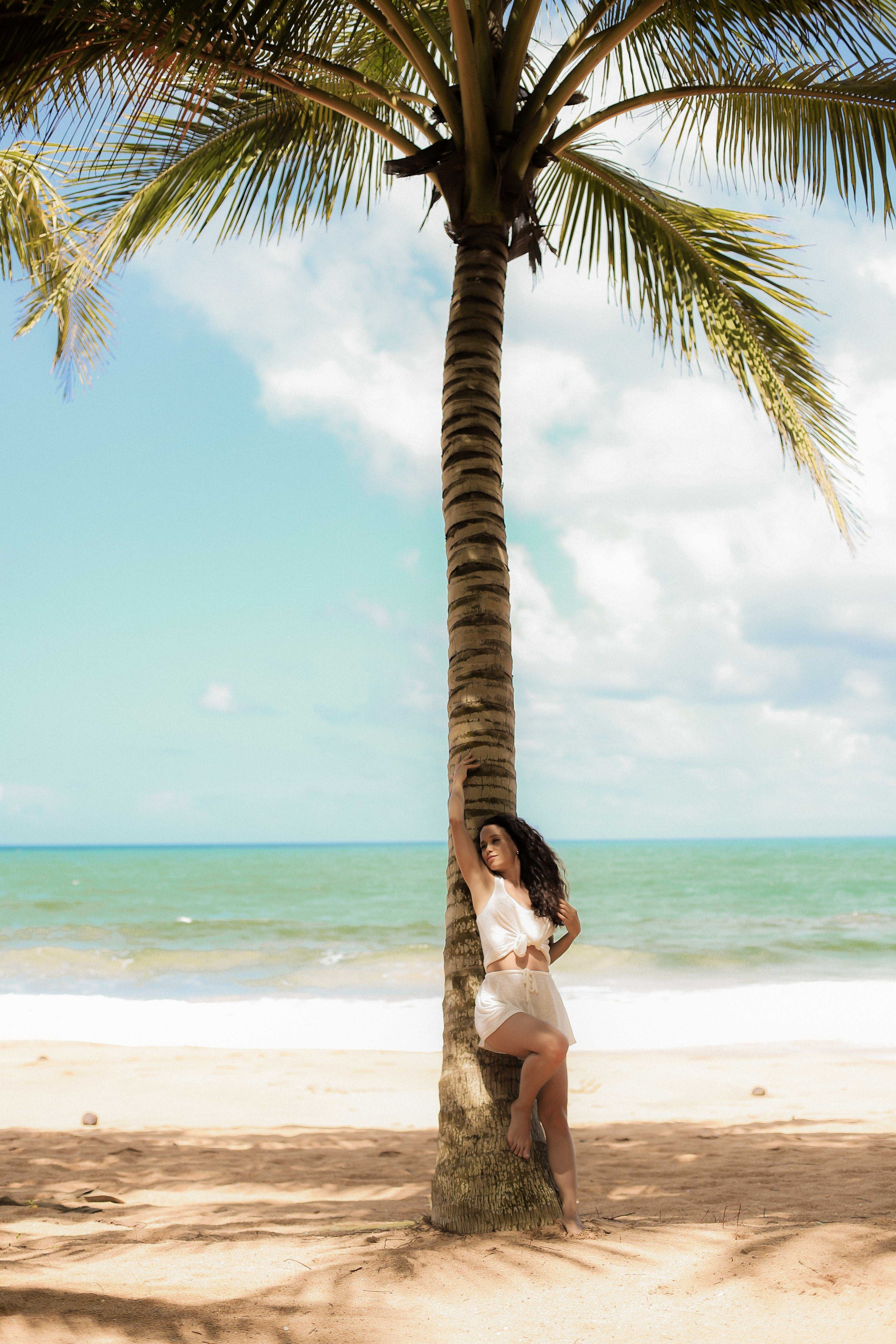 Девушка на пляже Ахунгала — Фотосессия с банановым листом и в натуральном бассейне | Шри-Ланка. Фотограф на Шри-Ланке