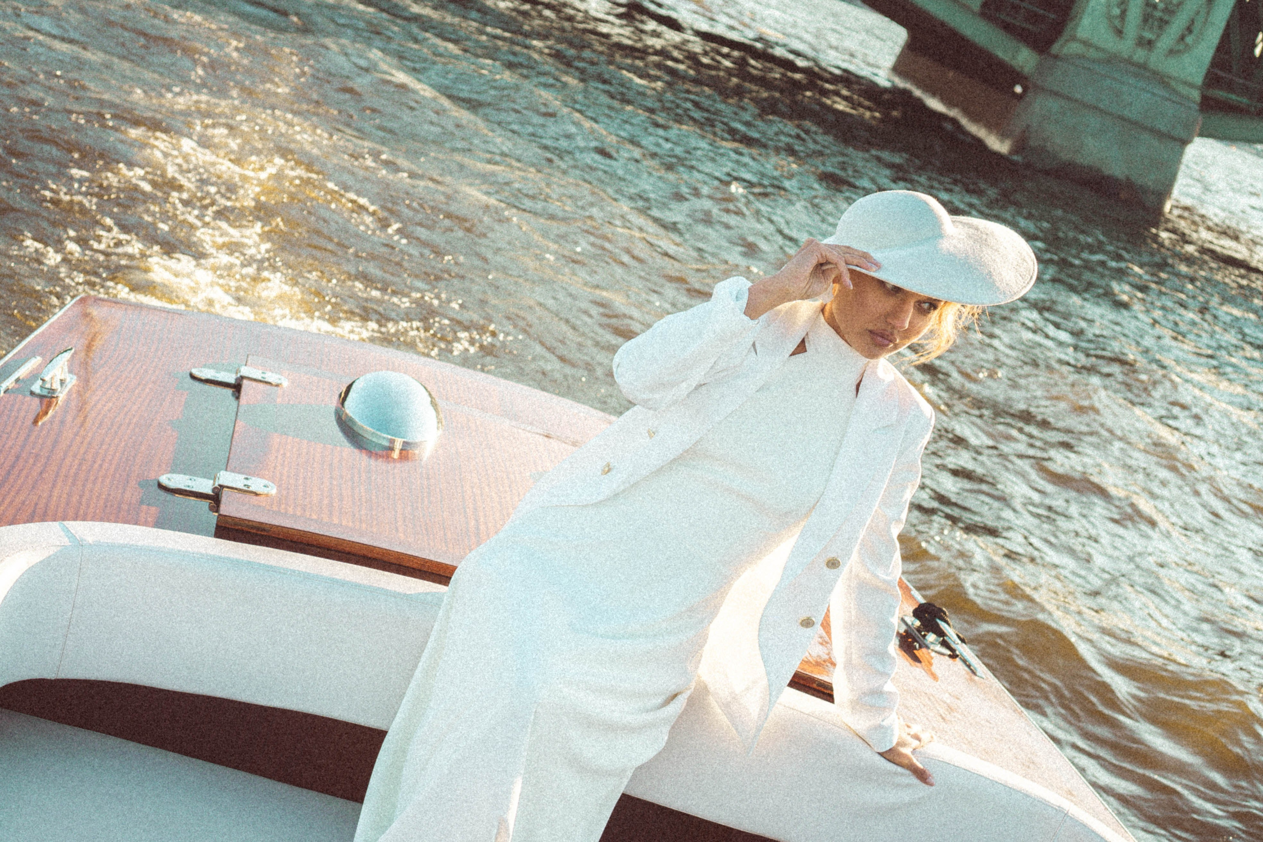 СВАДЕНБНАЯ СЬЕМКА НА КАТЕРЕ ПО КАНАЛАМ САНКТ-ПЕТЕРБУРГА И В АКВАТОРИИ НЕВЫ. Профессиональный фотограф, Санкт-Петербург — Виктория Богомолова