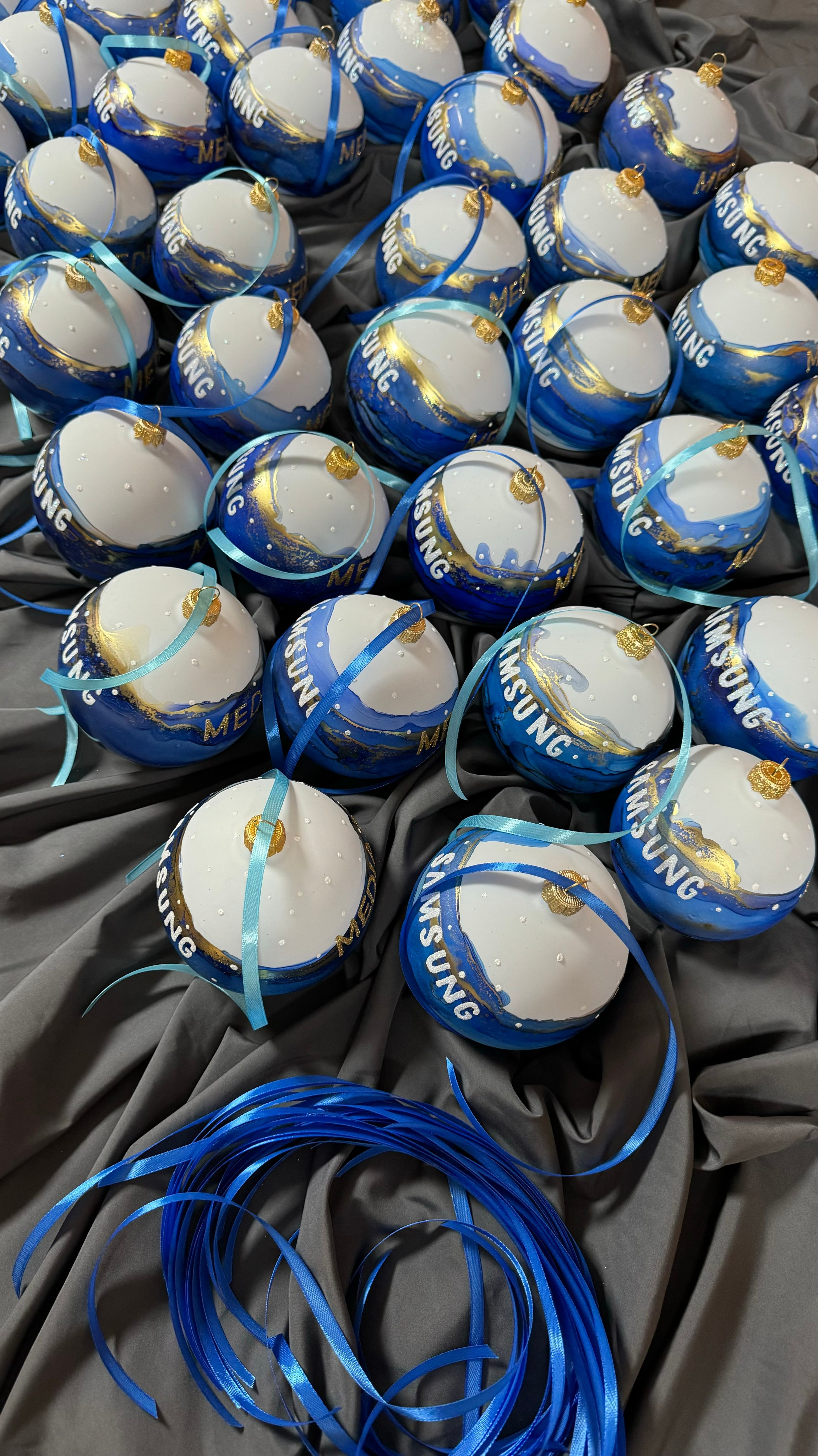 ArtSHARm- наше портфолио по ёлочным шарам с ручной росписью. Художественная ручная роспись елочных шаров, корпоративные подарки и восковые аромасвечи