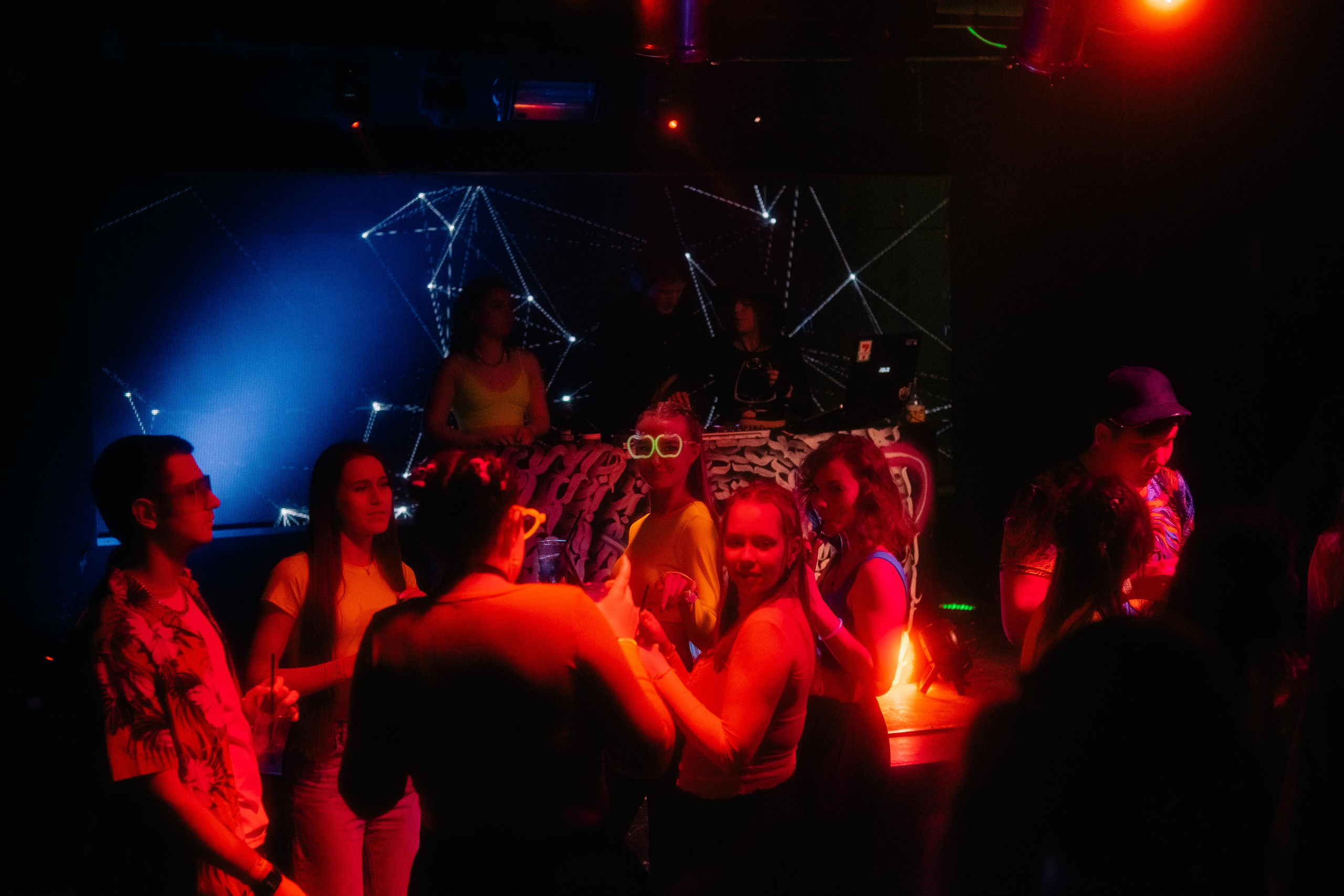 Vzpkk neon. Портретный фотограф в Москве Павел Щуплов