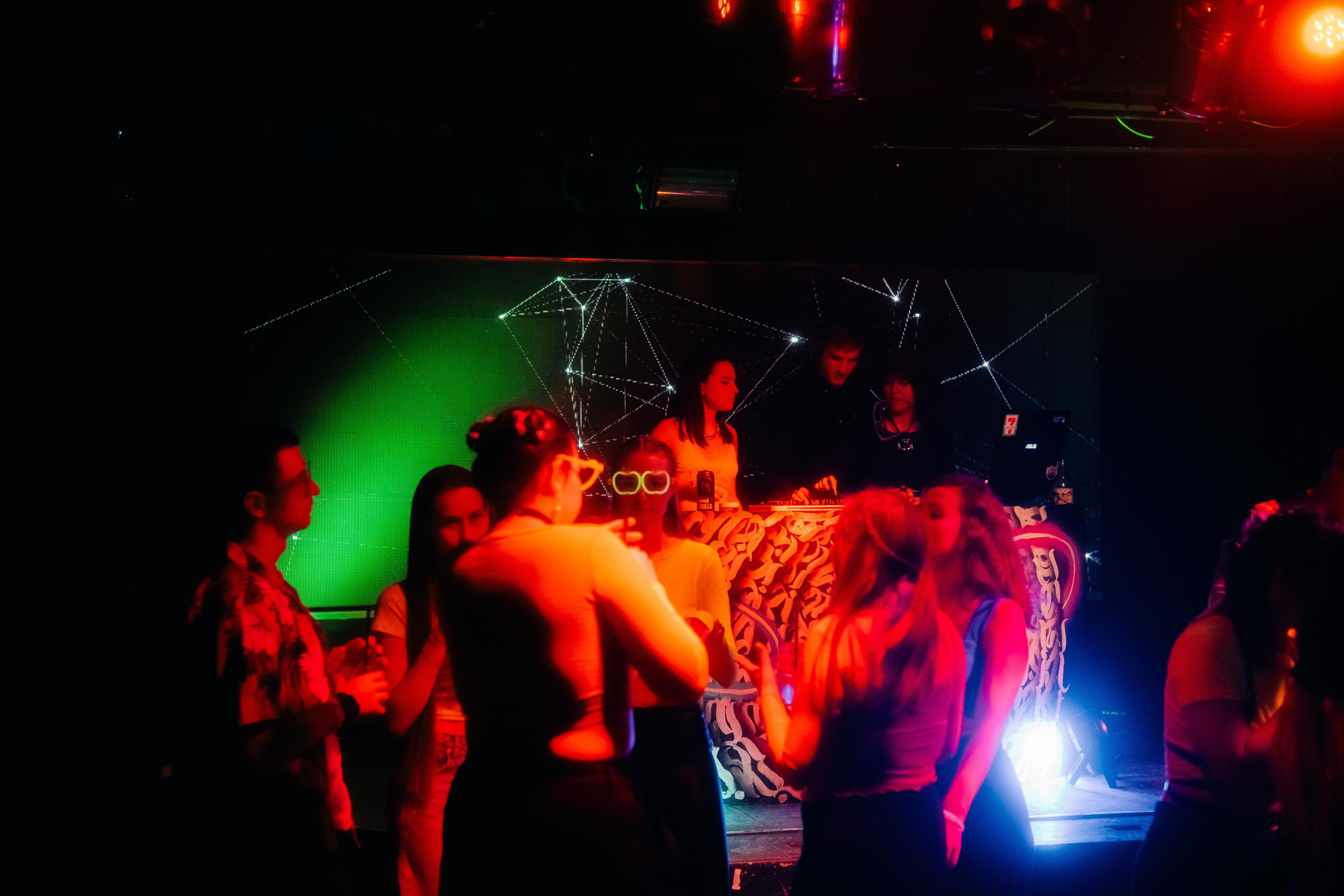 Vzpkk neon. Портретный фотограф в Москве Павел Щуплов