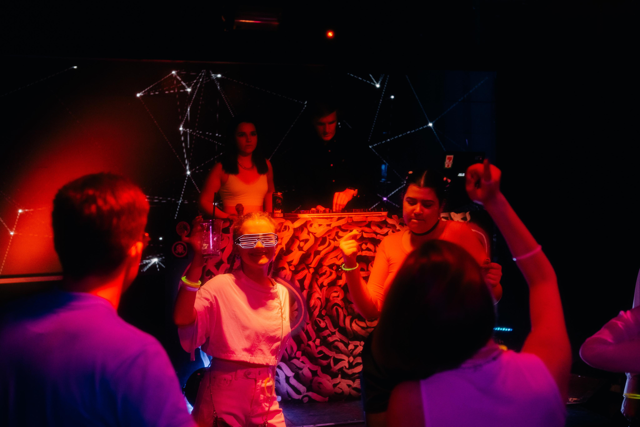 Vzpkk neon. Портретный фотограф в Москве Павел Щуплов