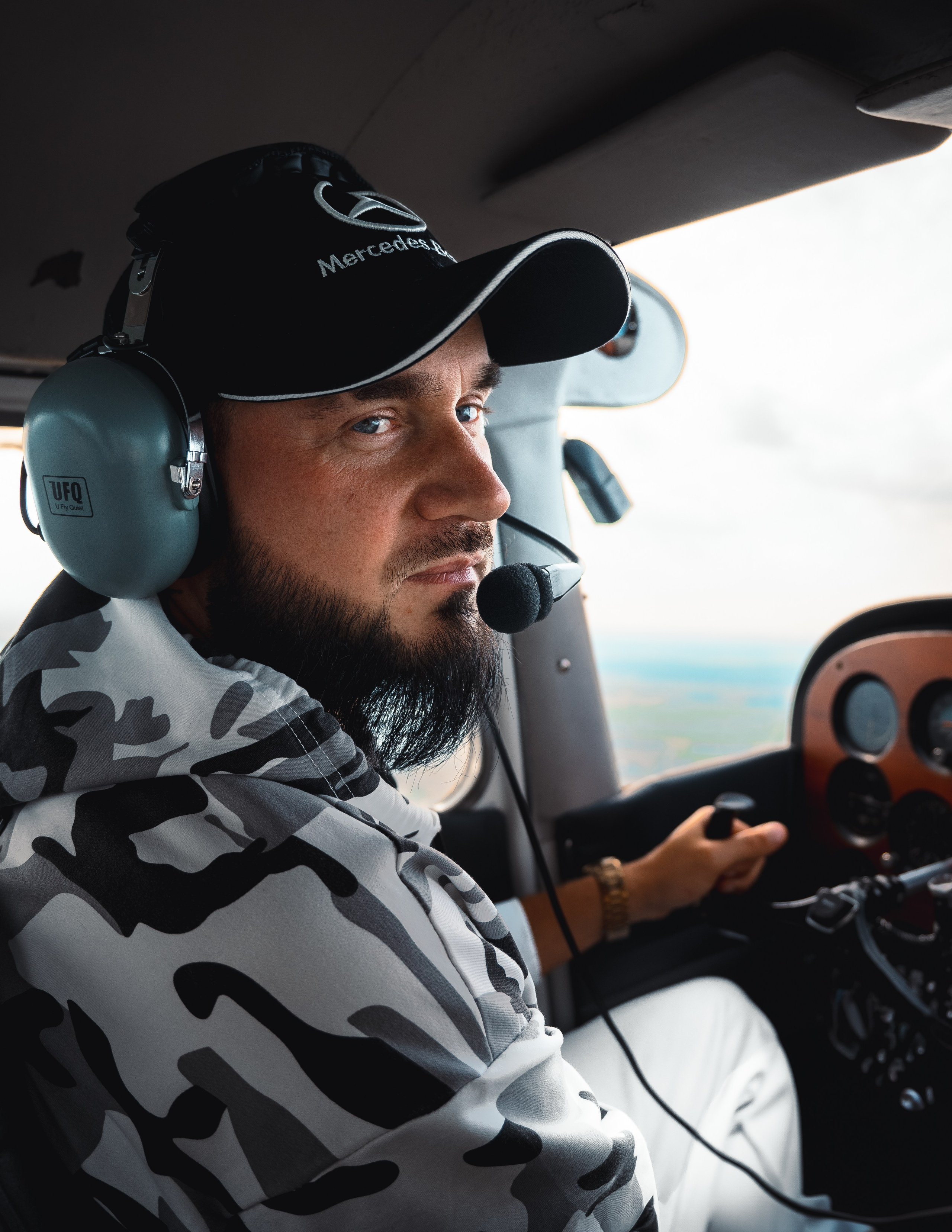 мужчина в кепке за штурвалом 