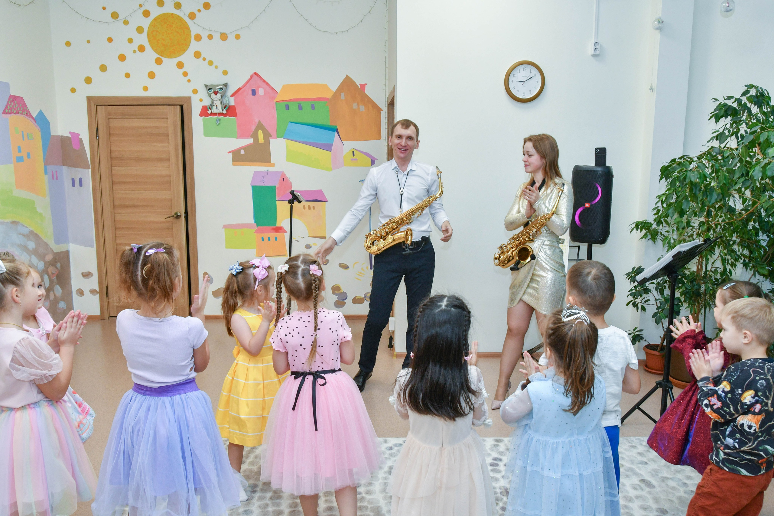 2023 г. День дошкольного работника и прогулка. Репортажный и детский фотограф в Новосибирске