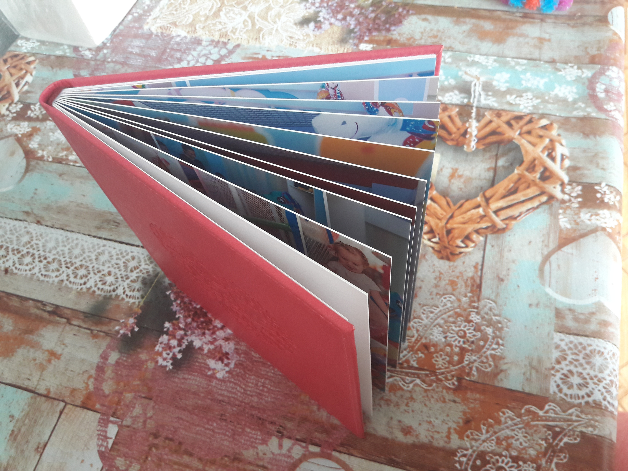 Размеры фотокниги 20*20 см. Обложка с тиснением сердце. Фотограф Котова Валентина