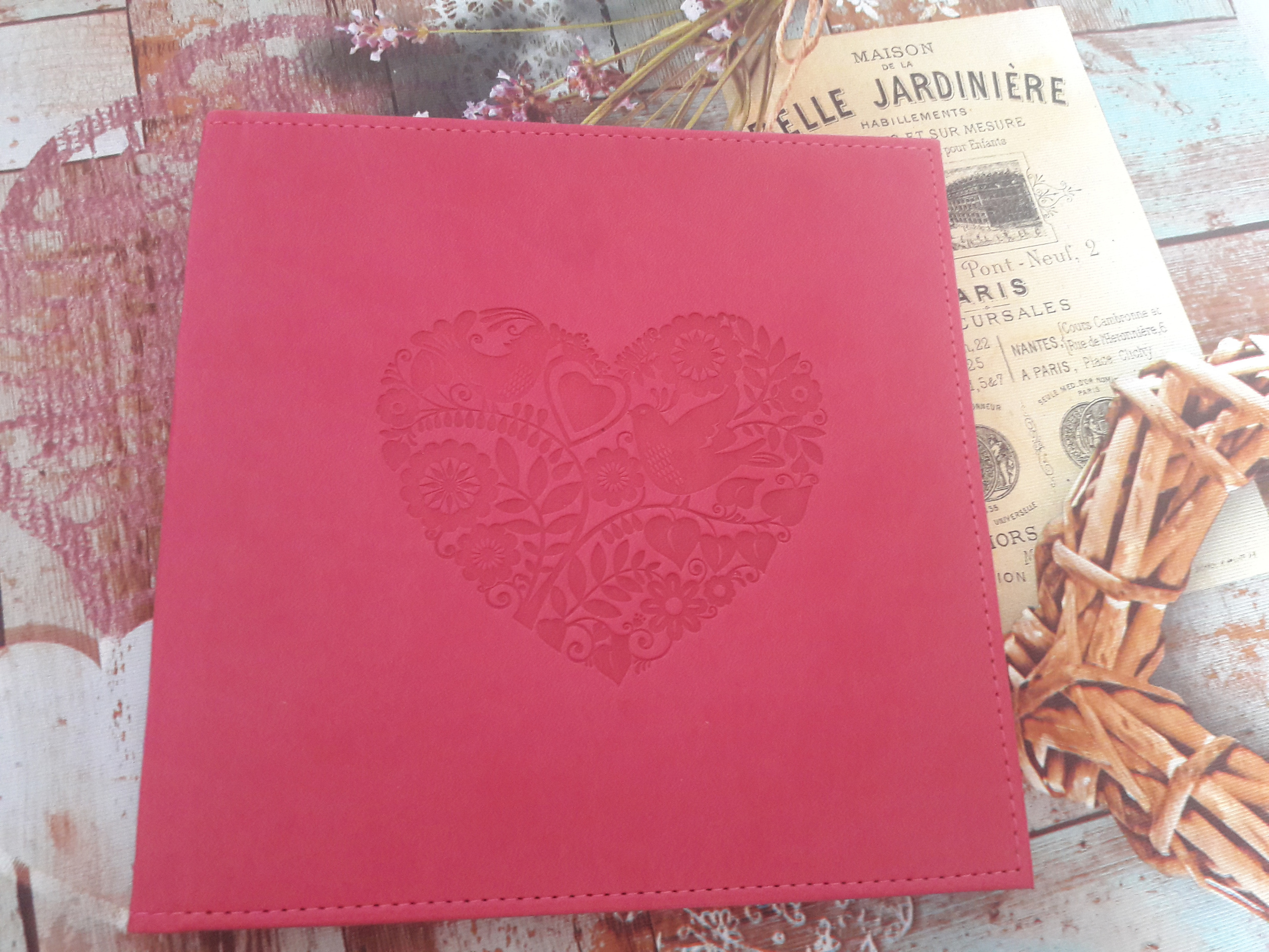 Размеры фотокниги 20*20 см. Обложка с тиснением сердце. Фотограф Котова Валентина