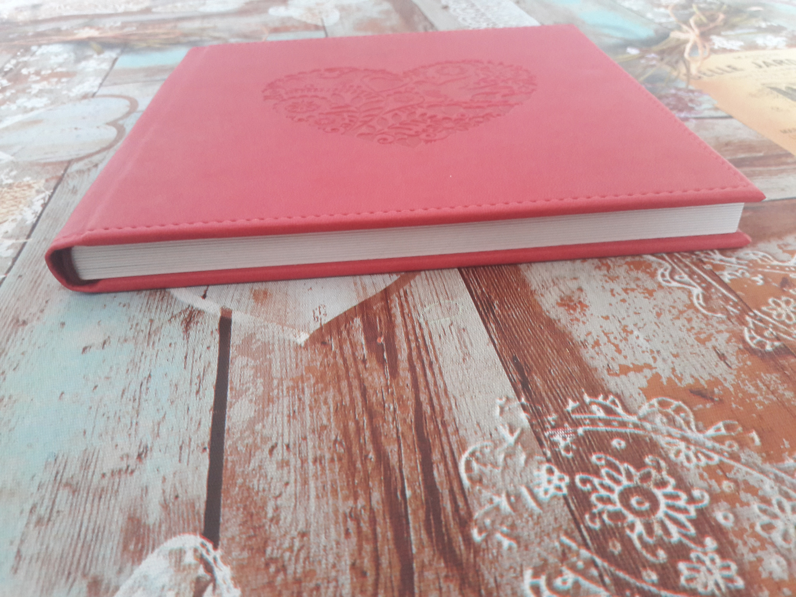 Размеры фотокниги 20*20 см. Обложка с тиснением сердце. Фотограф Котова Валентина