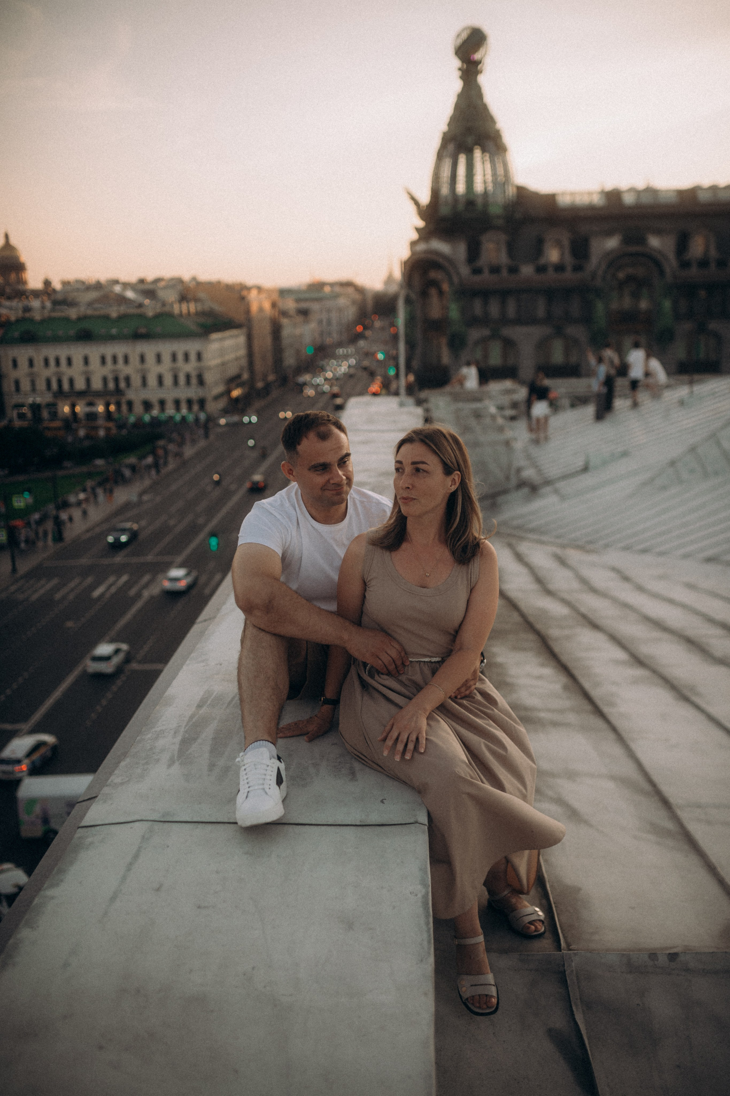 Мы сидим на питерской, теплой крыше. Фотограф в Санкт Петербурге Лара Великова