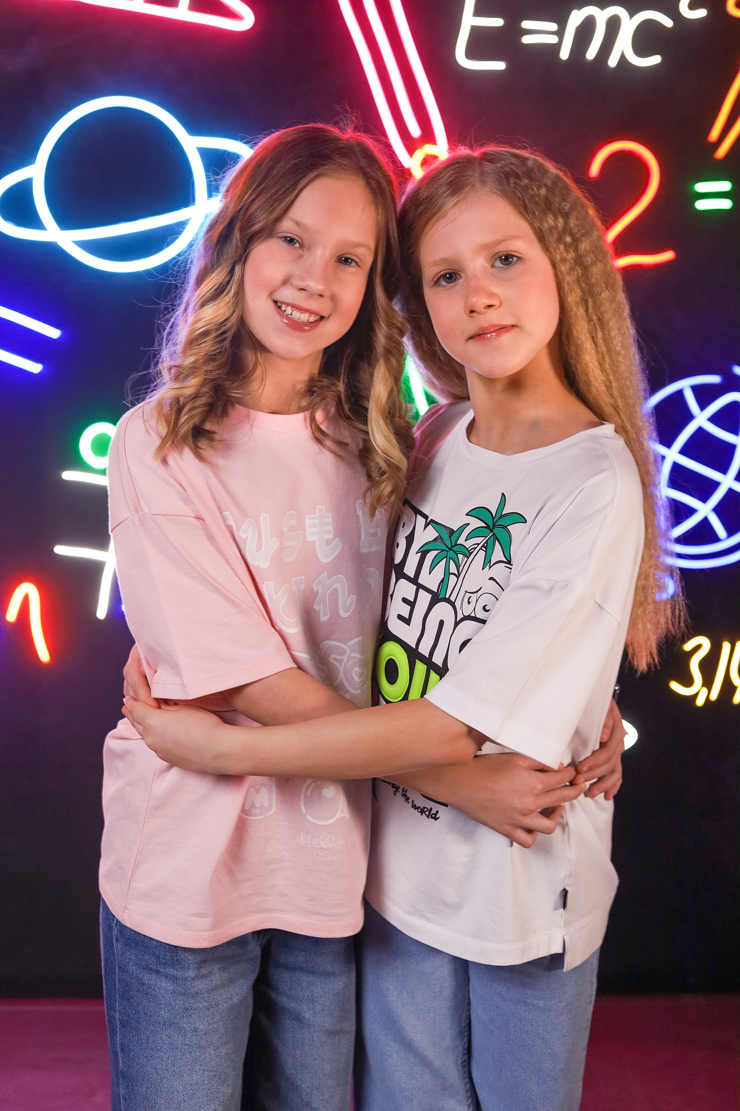 Выпускной альбом "Неон". Выпускные альбомы в Тюмени для школ, садов, вузов спортивных секций