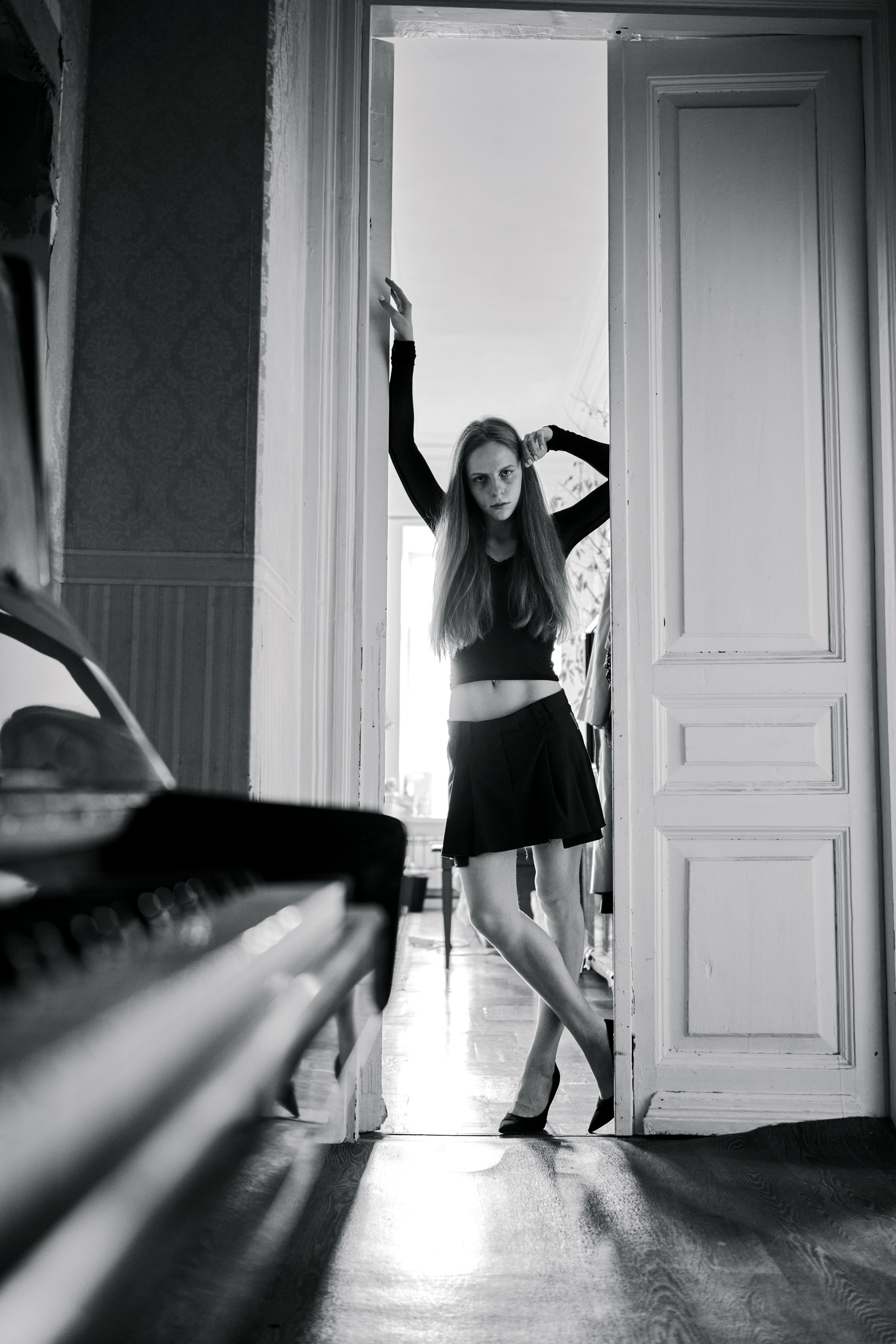 Творческая съемка дома с пианино у двери