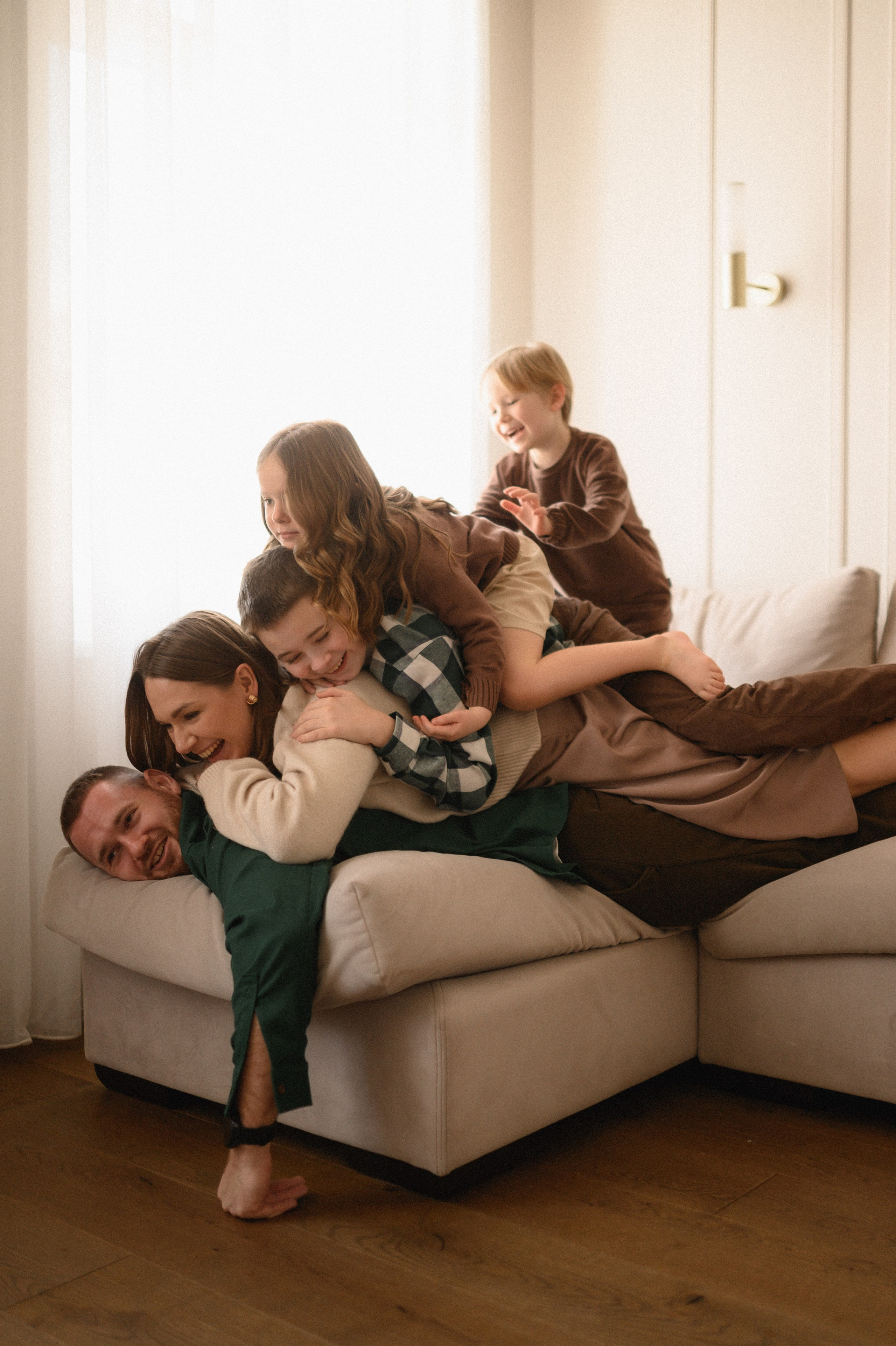 Валентин, Ирина, Евсей, Кира и Агата дома. Семейный и свадебный lifestyle-фотограф в Москве Мария Петрова