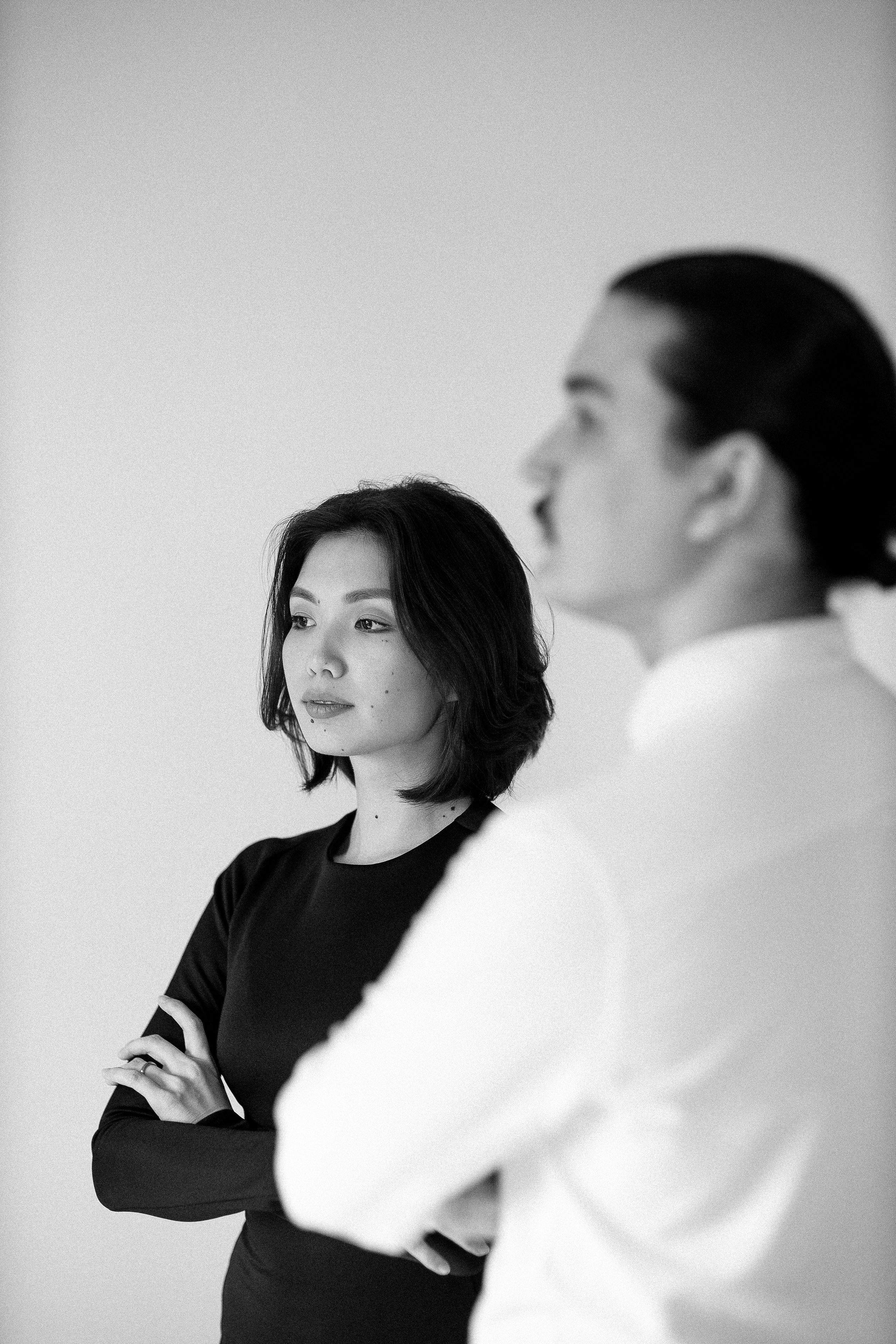 Парная фотосессия на белом фоне. Свадебный и семейный фотограф в Алматы Алексей Балышев