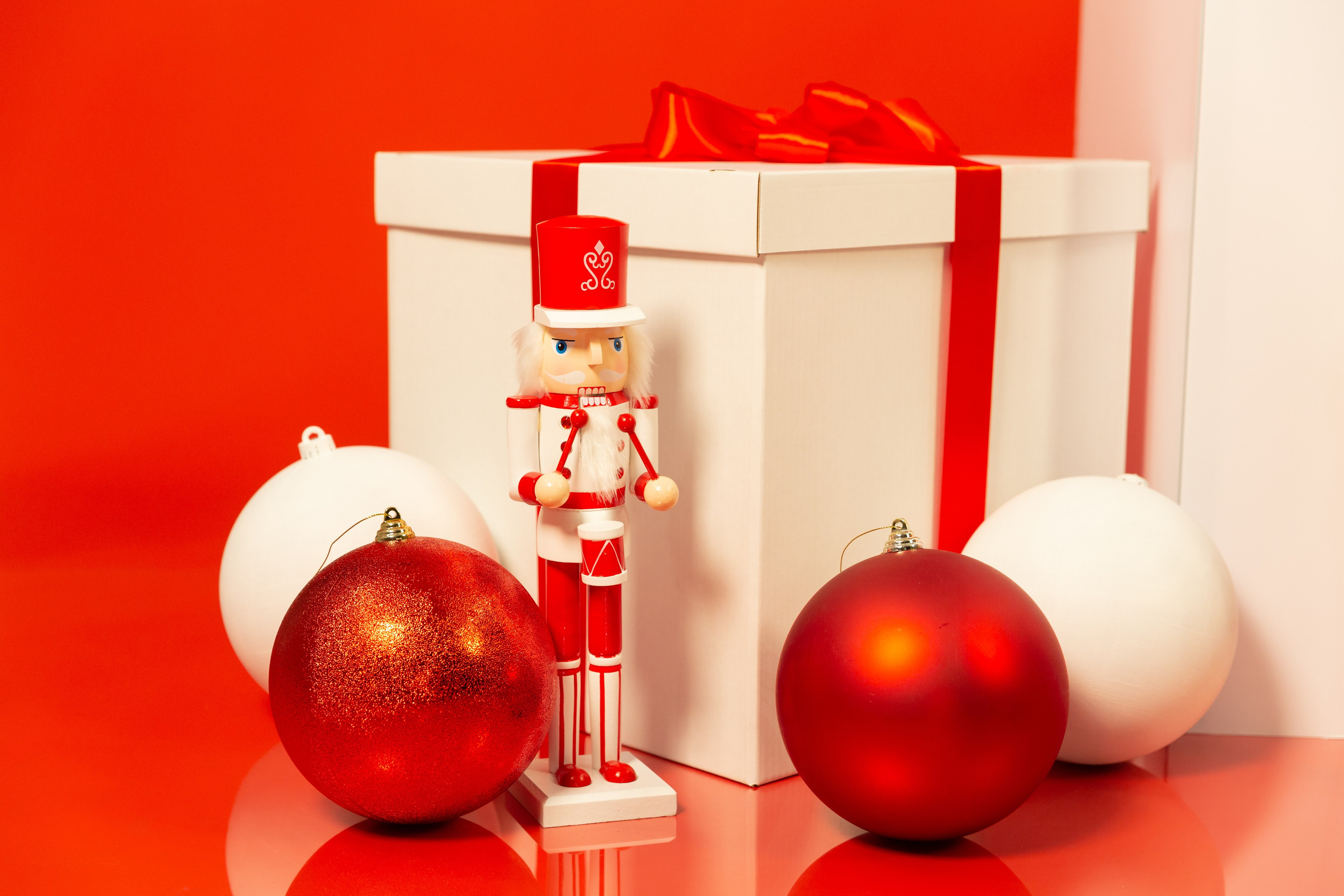 Локация «Новогодний подарок». Фотостудия Алматы. Семейная и детская фотостудия Family studio.Фотограф Алматы