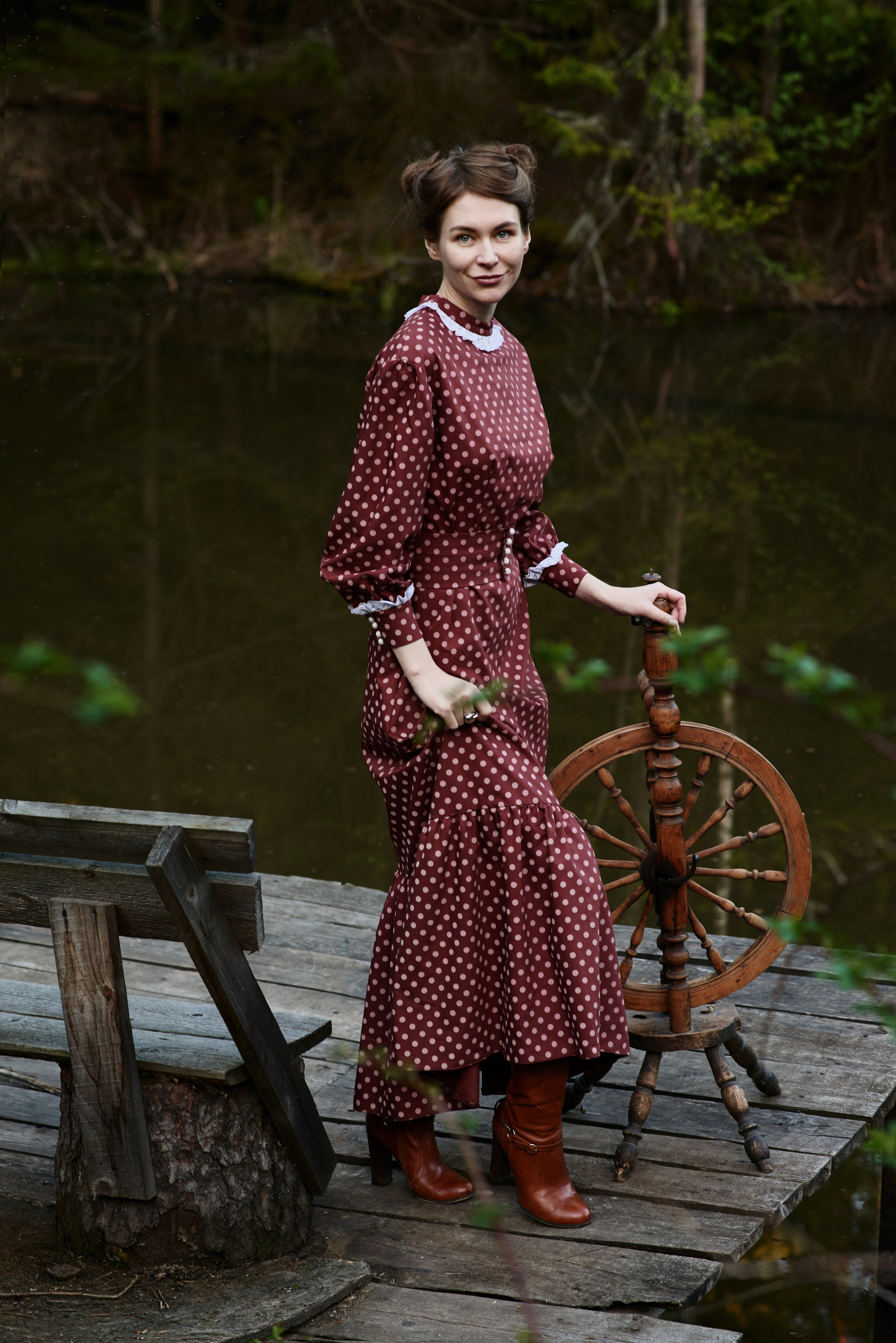 Фотосессия девушки в коричневом длинном ретро платье в белый горох. Прокат ретро одежды