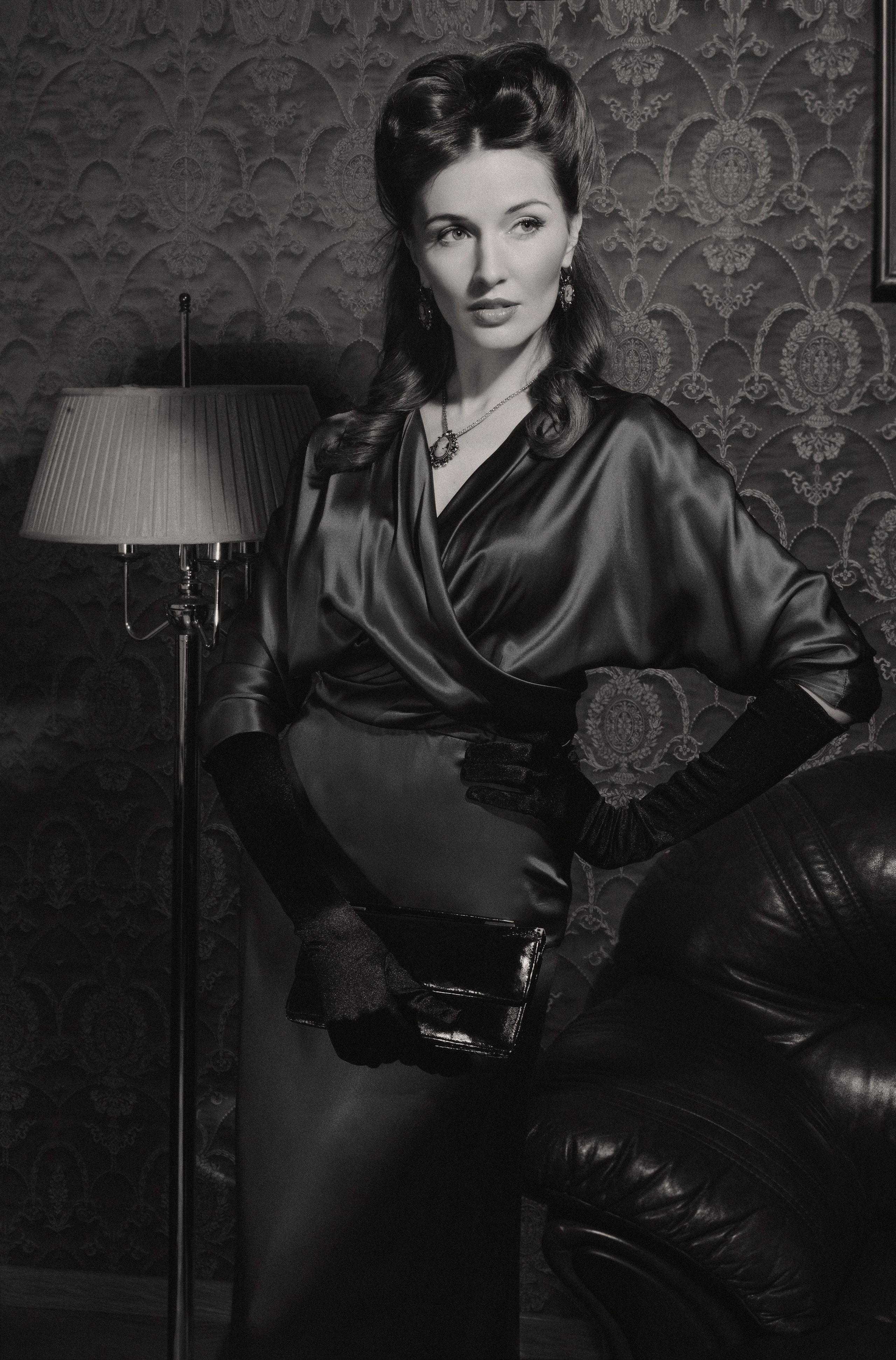 Фотосессия в черно белом стиле в образе актрисы с прической victory rolls 