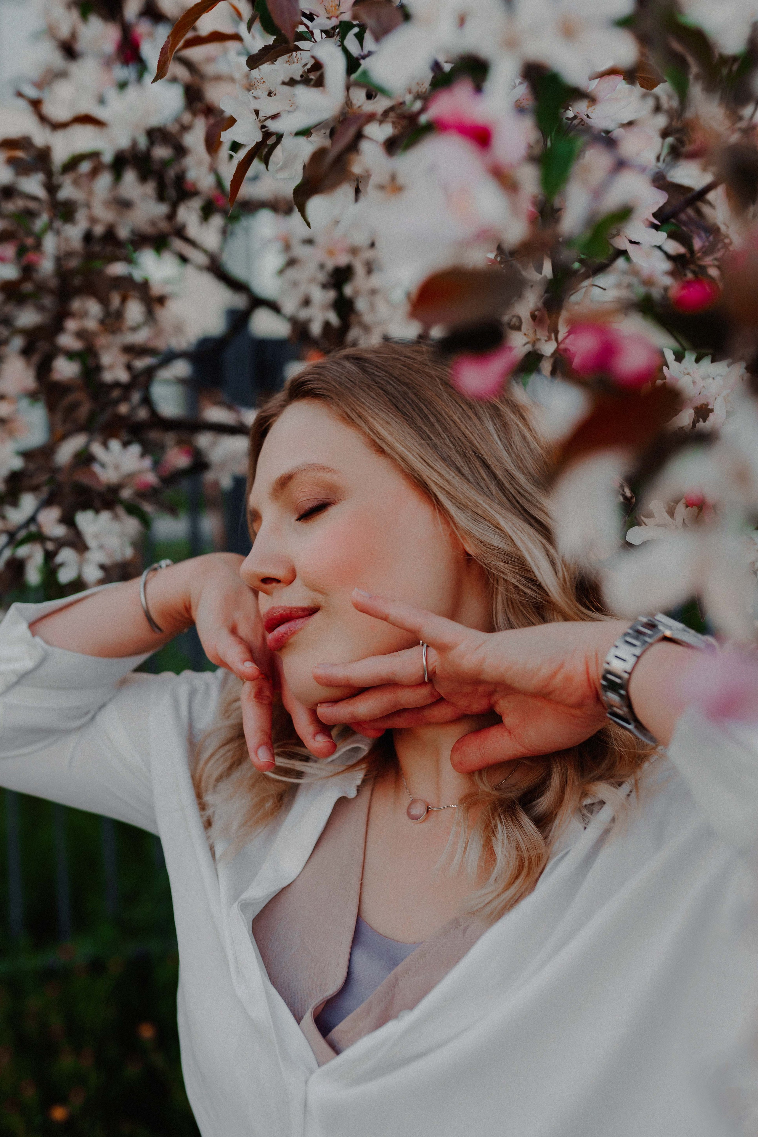 Александра в цветущей яблоне. Семейный и индивидуальный фотограф в Санкт-Петербурге Маргарита Щипкова
