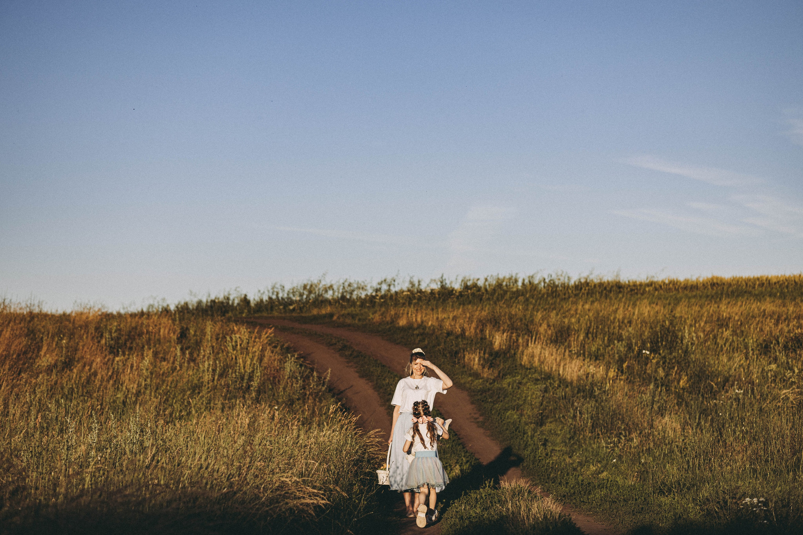 Внучка и бабуля прогулка на природе. Коммерческий фотограф