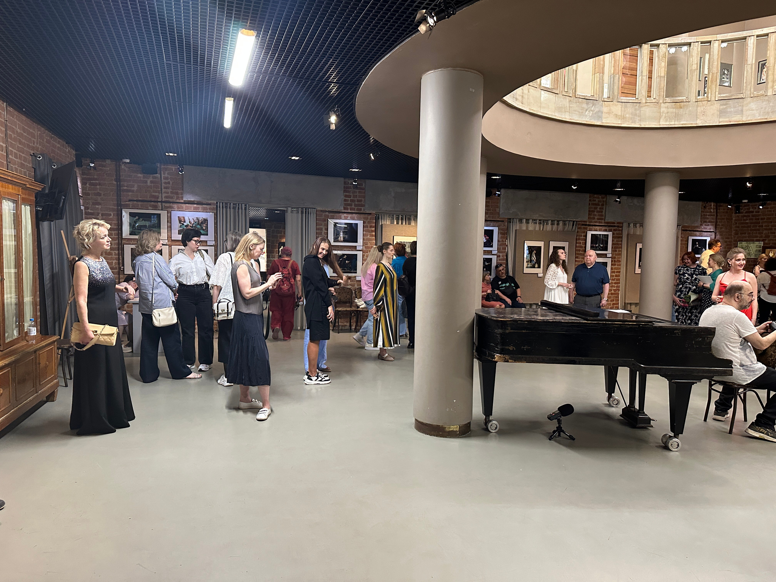 МОЛОДОЙ ТЕАТР. Reportage, architectural, fine art photographer Lena Melnikova in Moscow