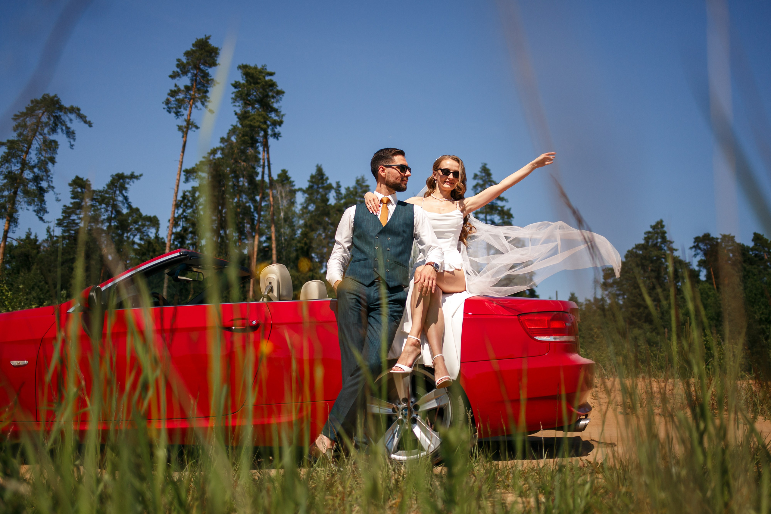 Свадебная фотосессия с кабриолетом и в загородном клубе Artiland. Свадебный фотограф Москва и МО Сергей Киржаев