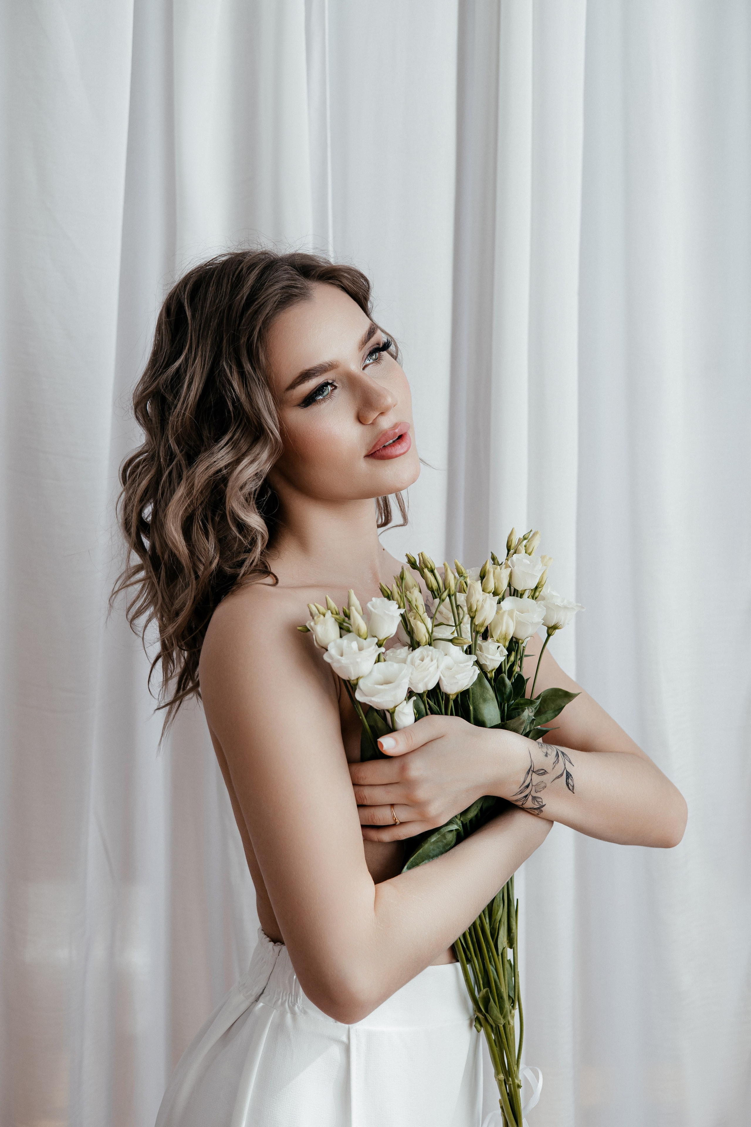 Лиза. белые цветы