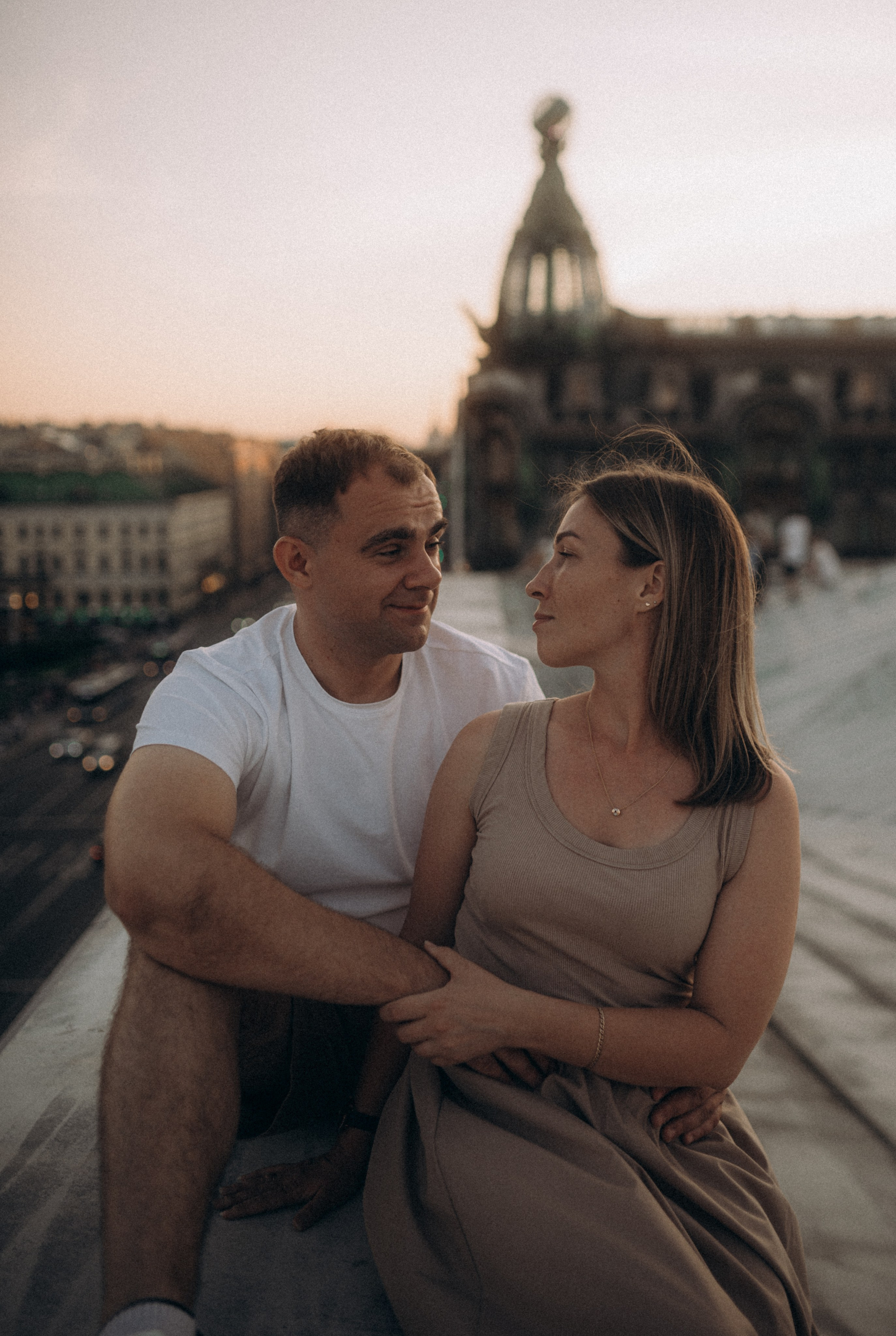 Мы сидим на питерской, теплой крыше. Фотограф в Санкт Петербурге Лара Великова