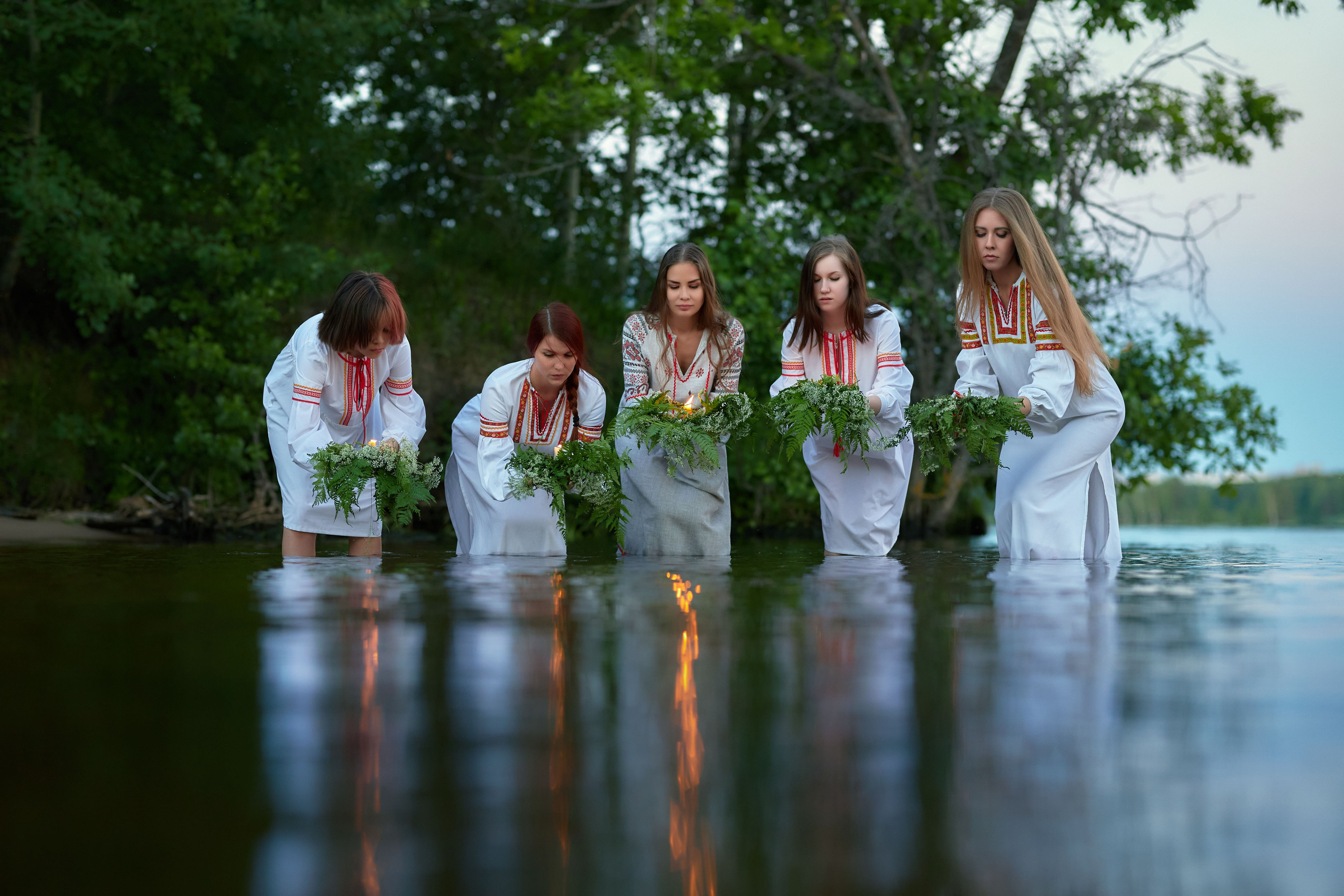 Девушки в праздник Ивана Купала опускают в воду венки со свечками