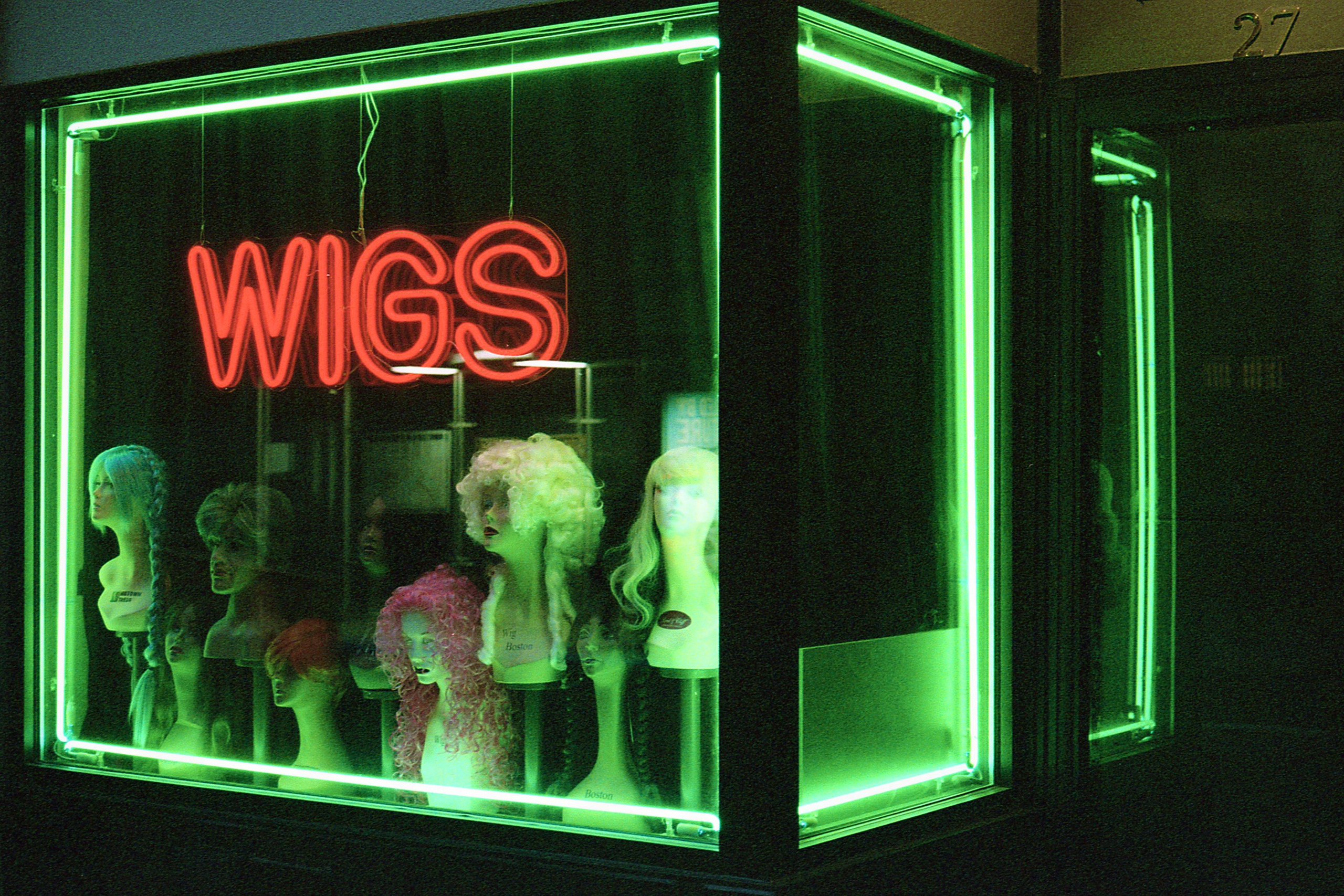 неоновые огни. ночной пейзаж.