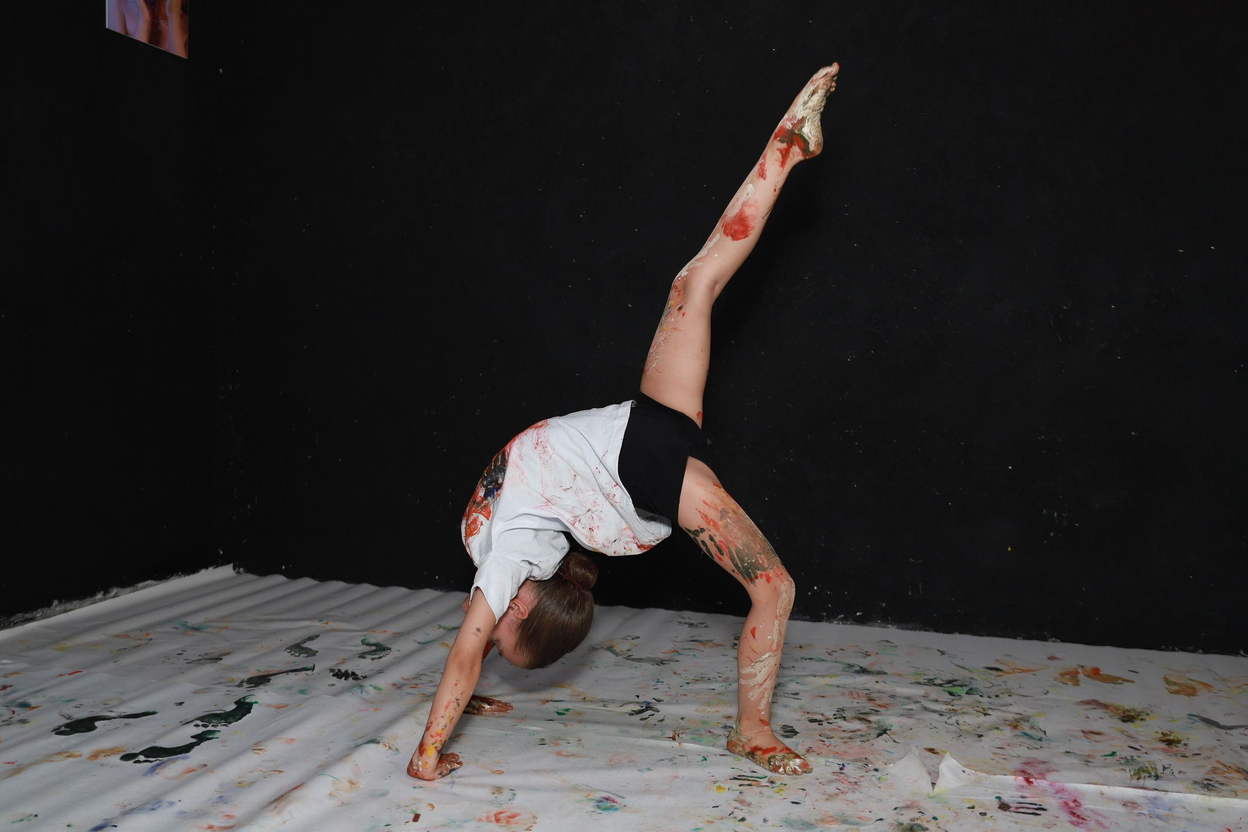 Младшие с красками. Фотограф Юлия Мальцева