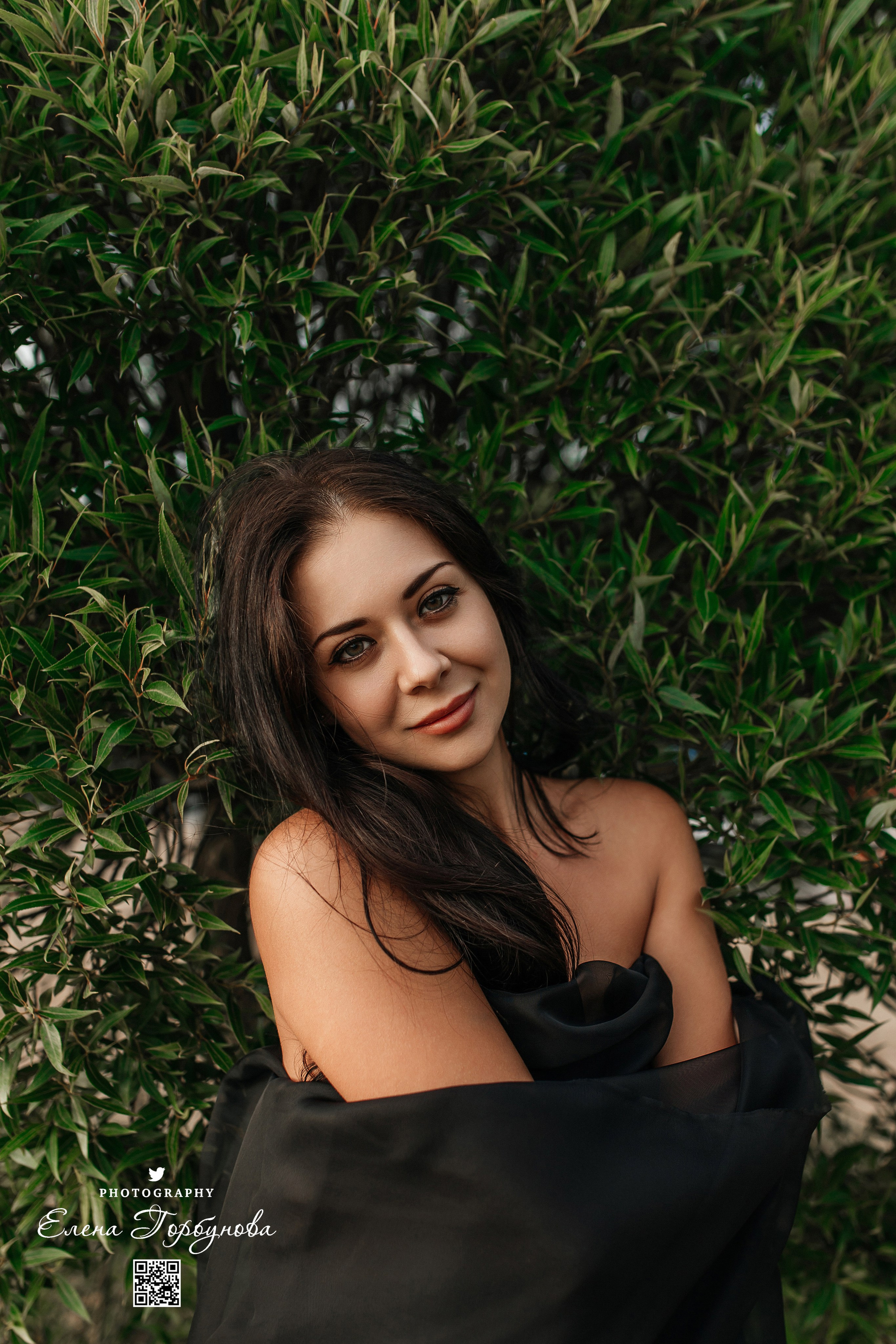 Черная серия с тканью. Набережная. Александра и Таисия. Июль 2025 г. Фотограф Пермь. Свадьбы. Семья и дети, школа, д. сад. Фотокниги