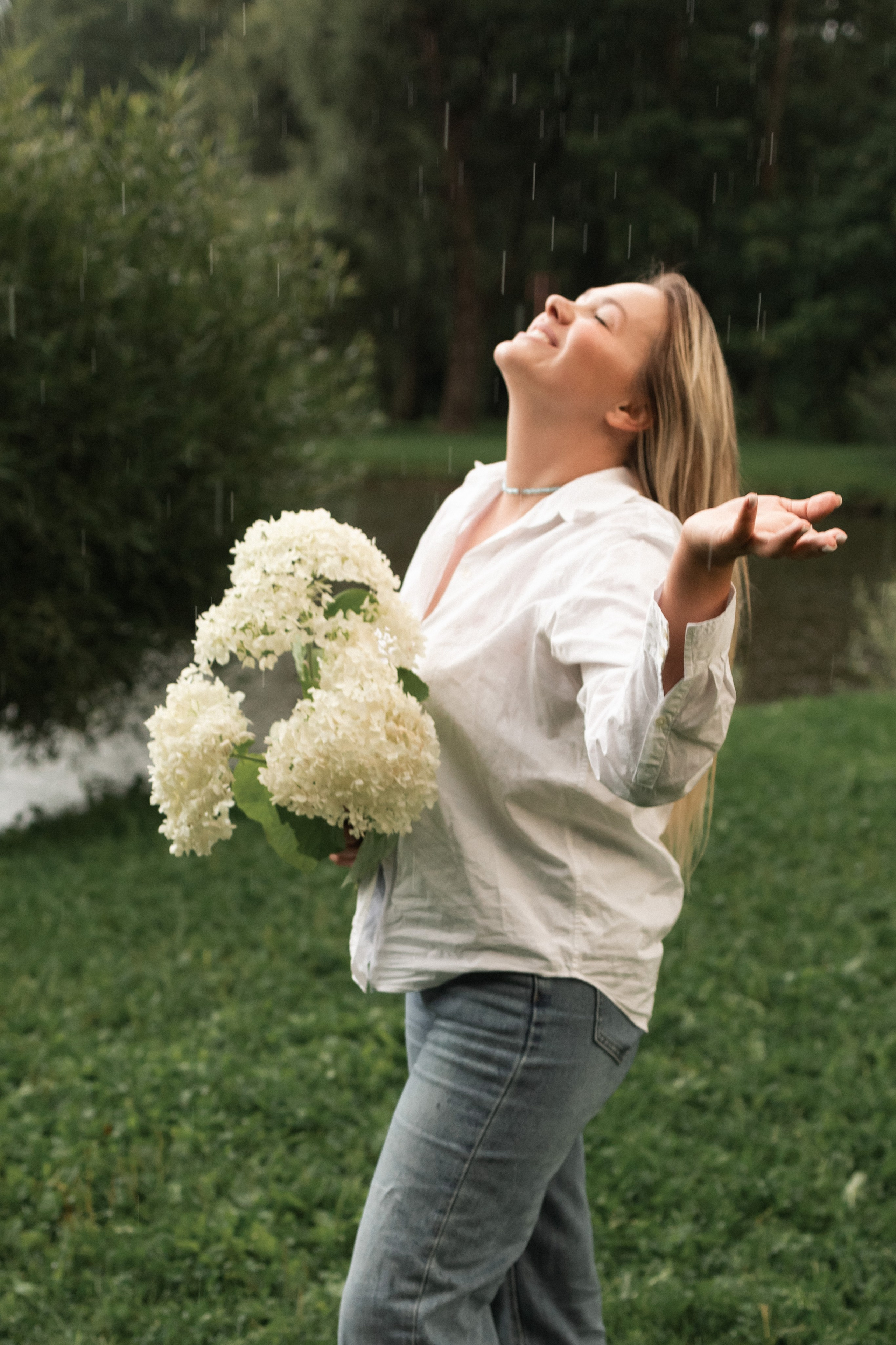 женщины наслаждается летним дождем и моментом