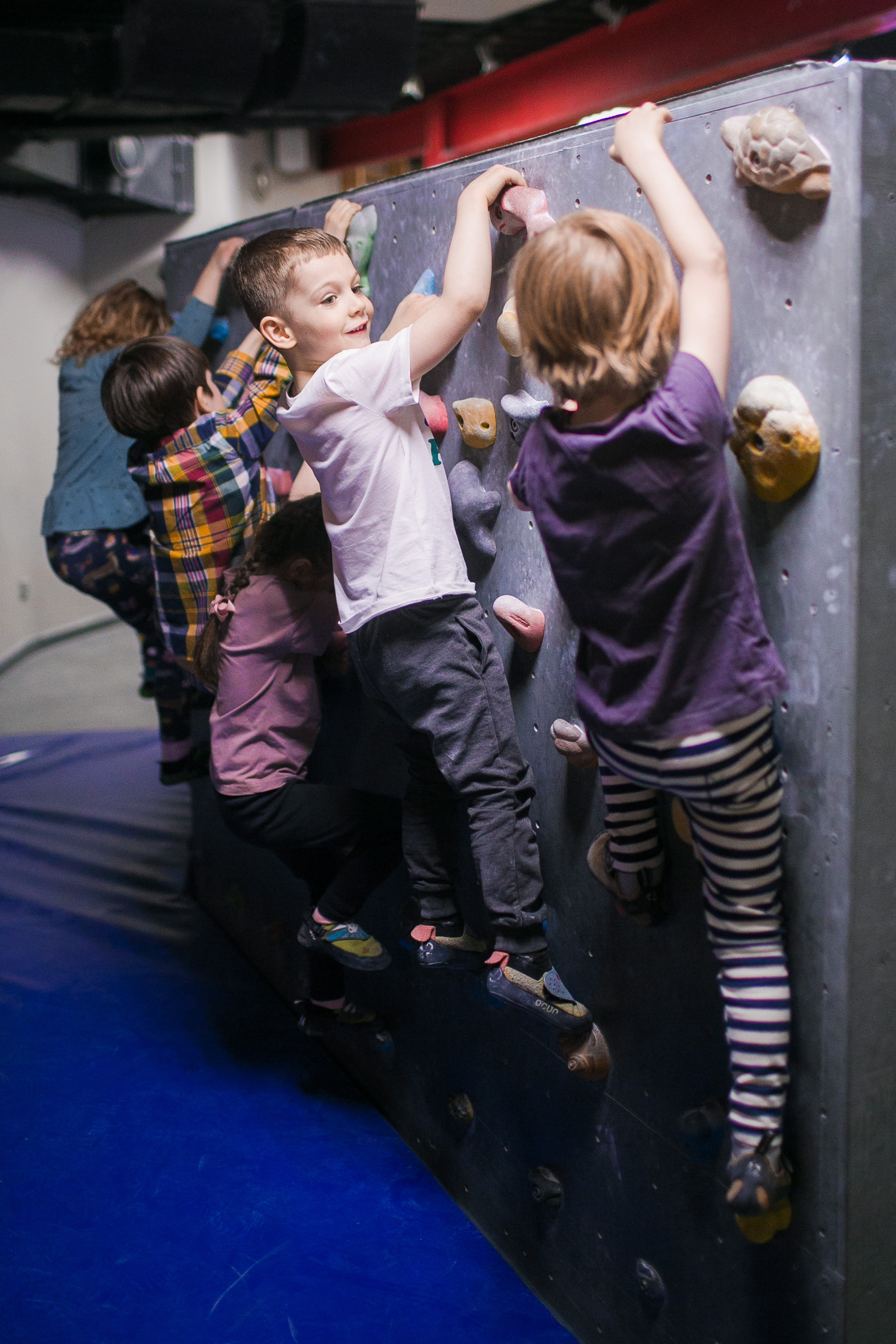 Фотосъемка детского Дня рождения на скалодроме. Репортажный фотограф Борис Геер