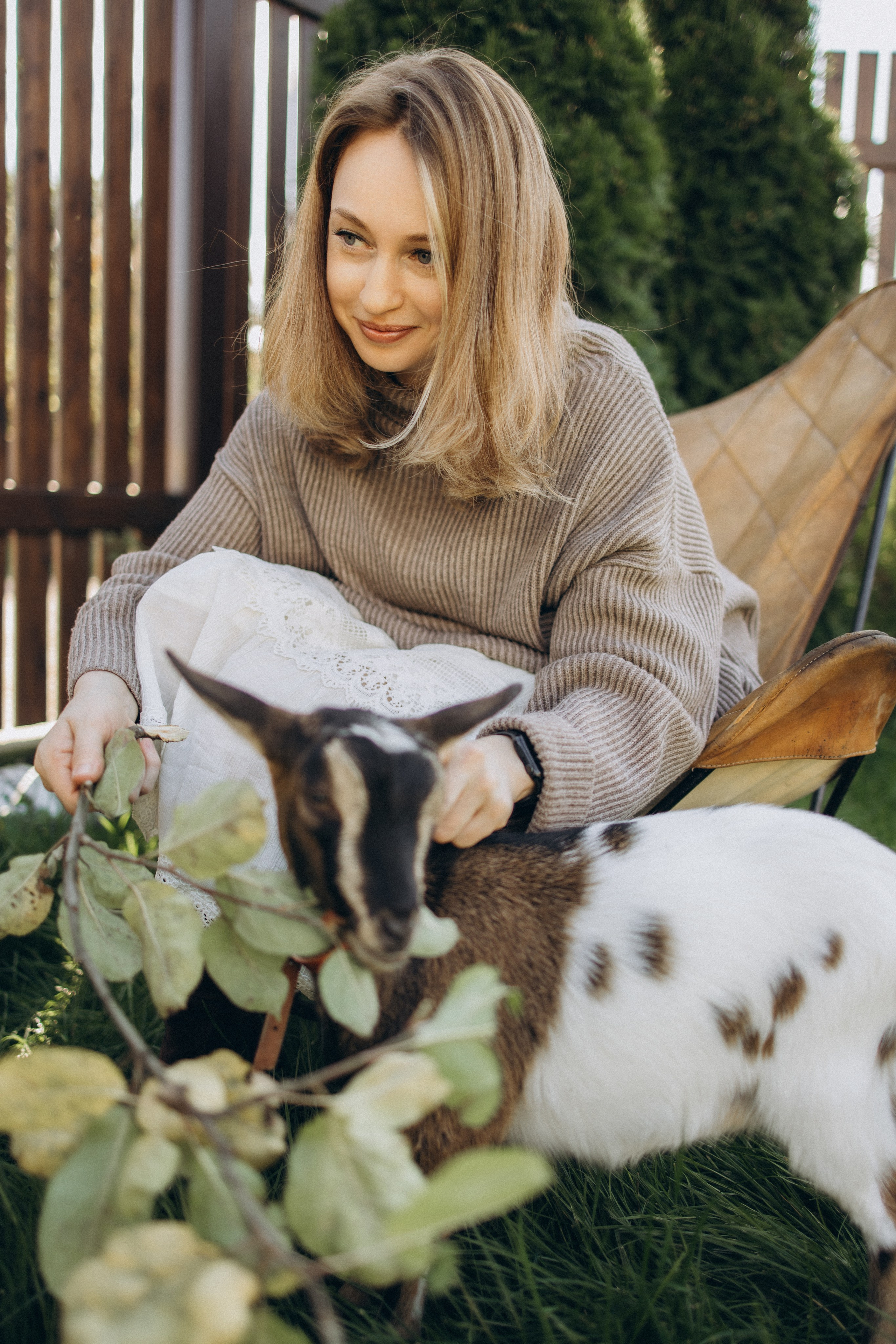 Осень, глэмпинг и пушистый друг 🐐 семейная история без повода 🏕️🪵🍂. Семейный фотограф в Санкт-Петербурге Виктория Безгузова
