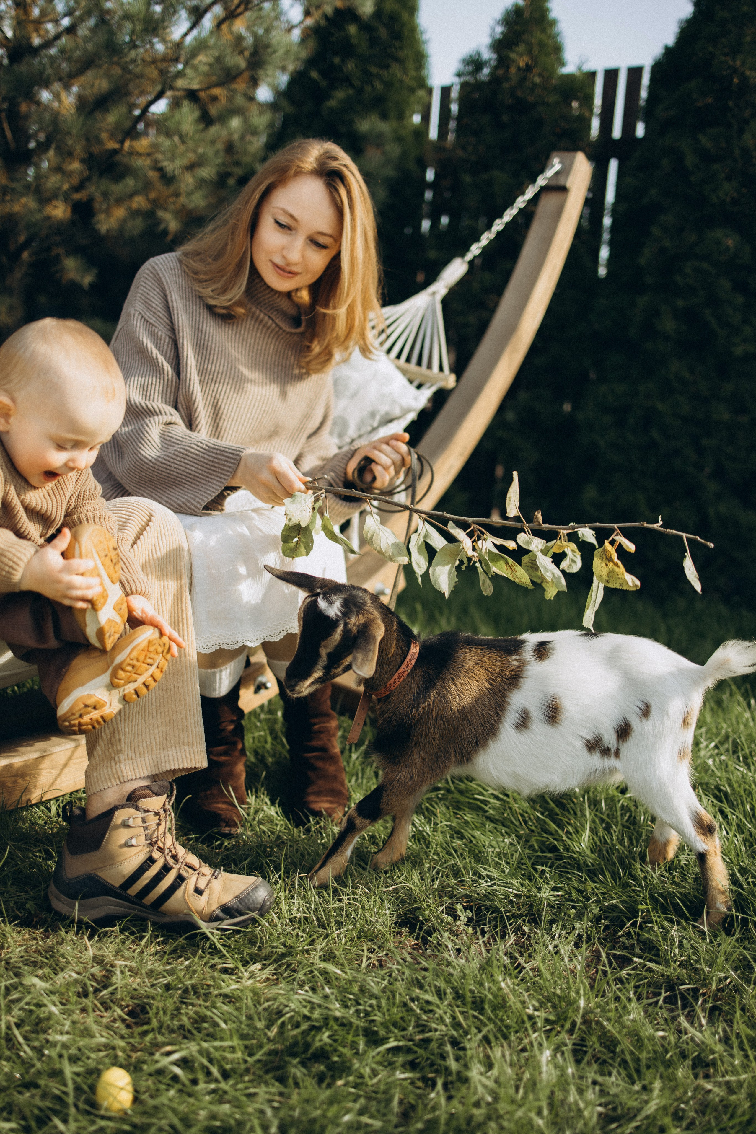 Осень, глэмпинг и пушистый друг 🐐 семейная история без повода 🏕️🪵🍂. Семейный фотограф в Санкт-Петербурге Виктория Безгузова