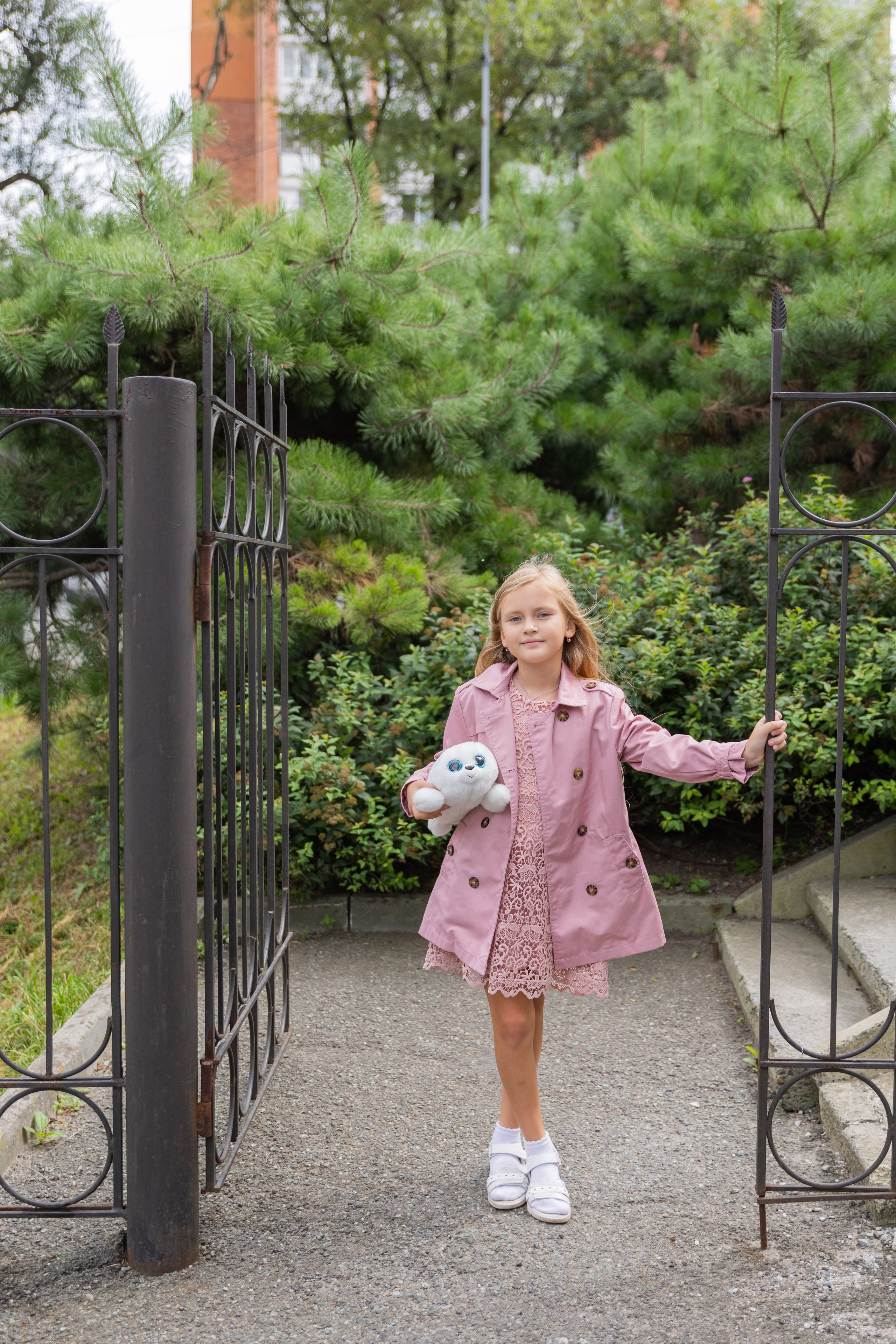 Портрет девочки, поза, ракурс, пример тематической фотосессии. Современные выпускные альбомы, тропа здоровья