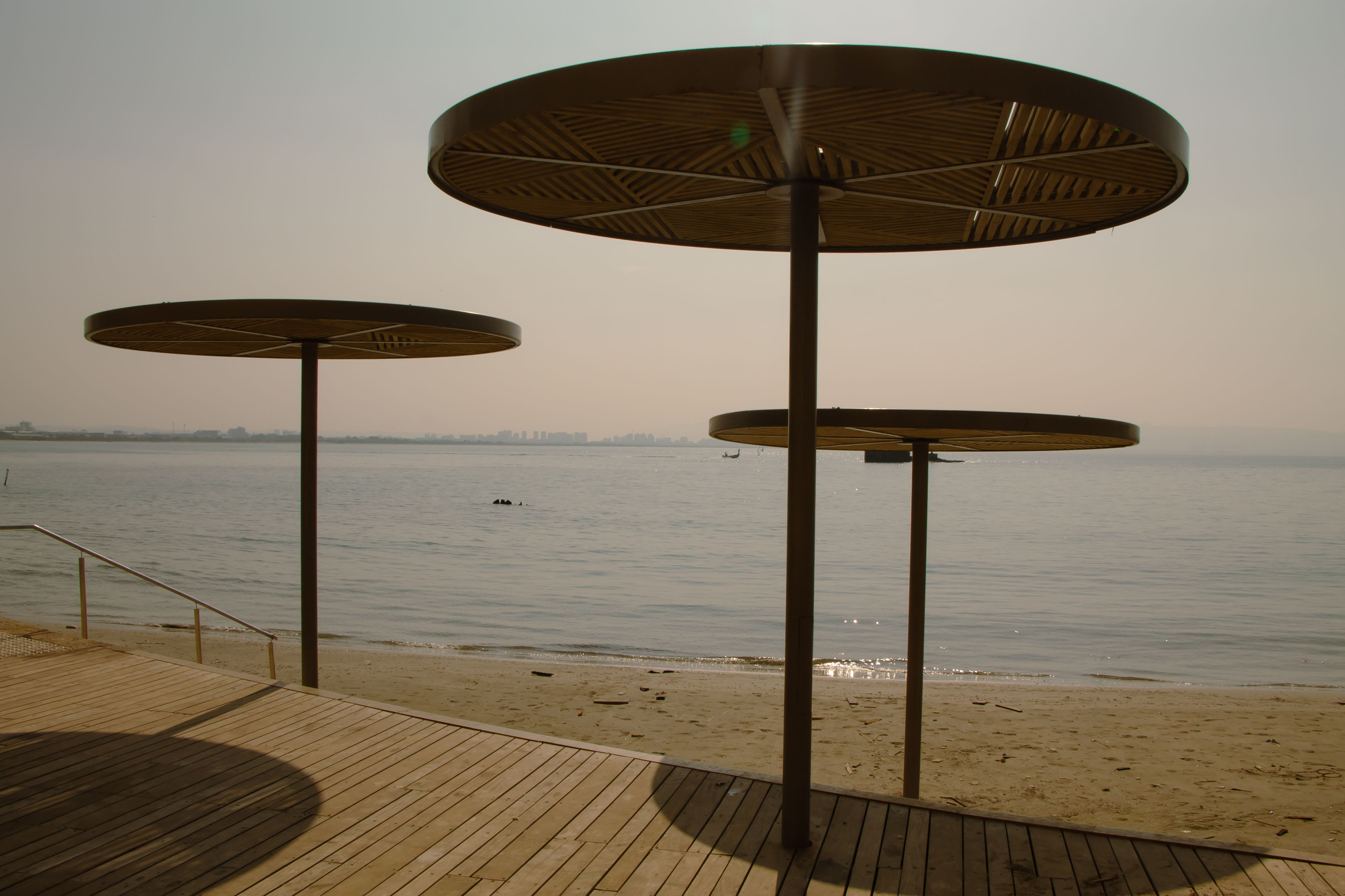 ярко светит солнце, спокойное море 