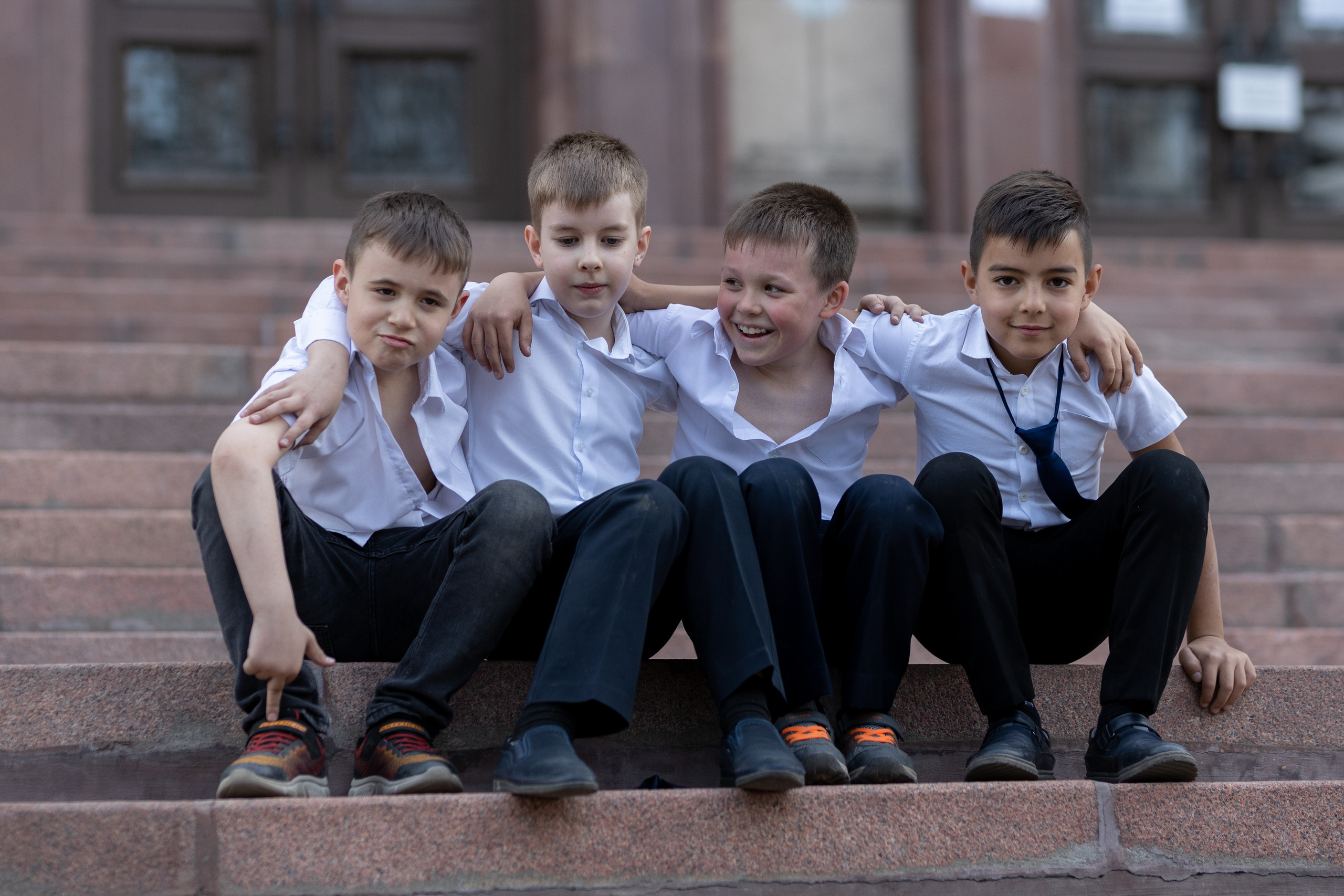 окончание учебного года, мальчишки радуются началу каникул