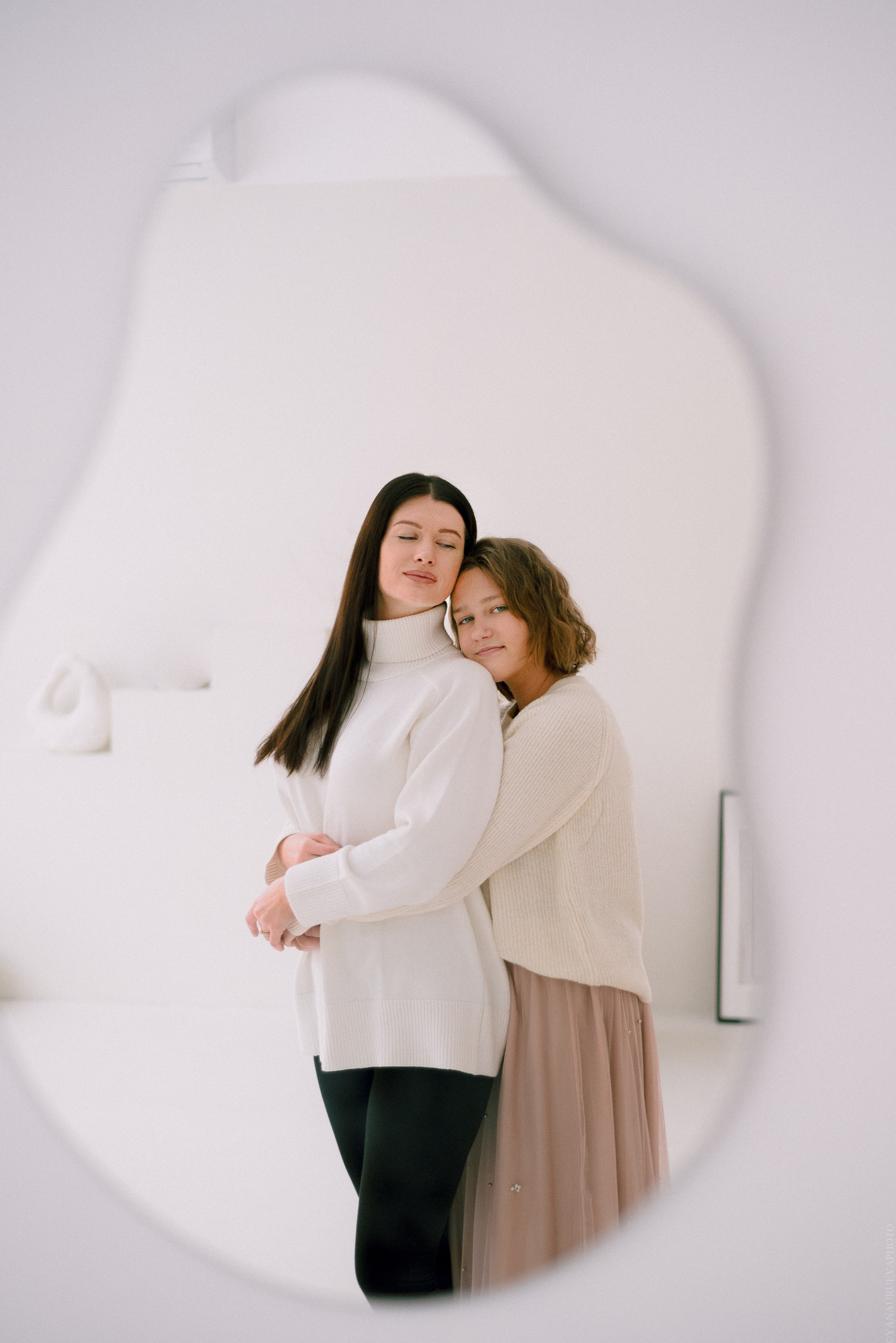 дочь обнимает маму