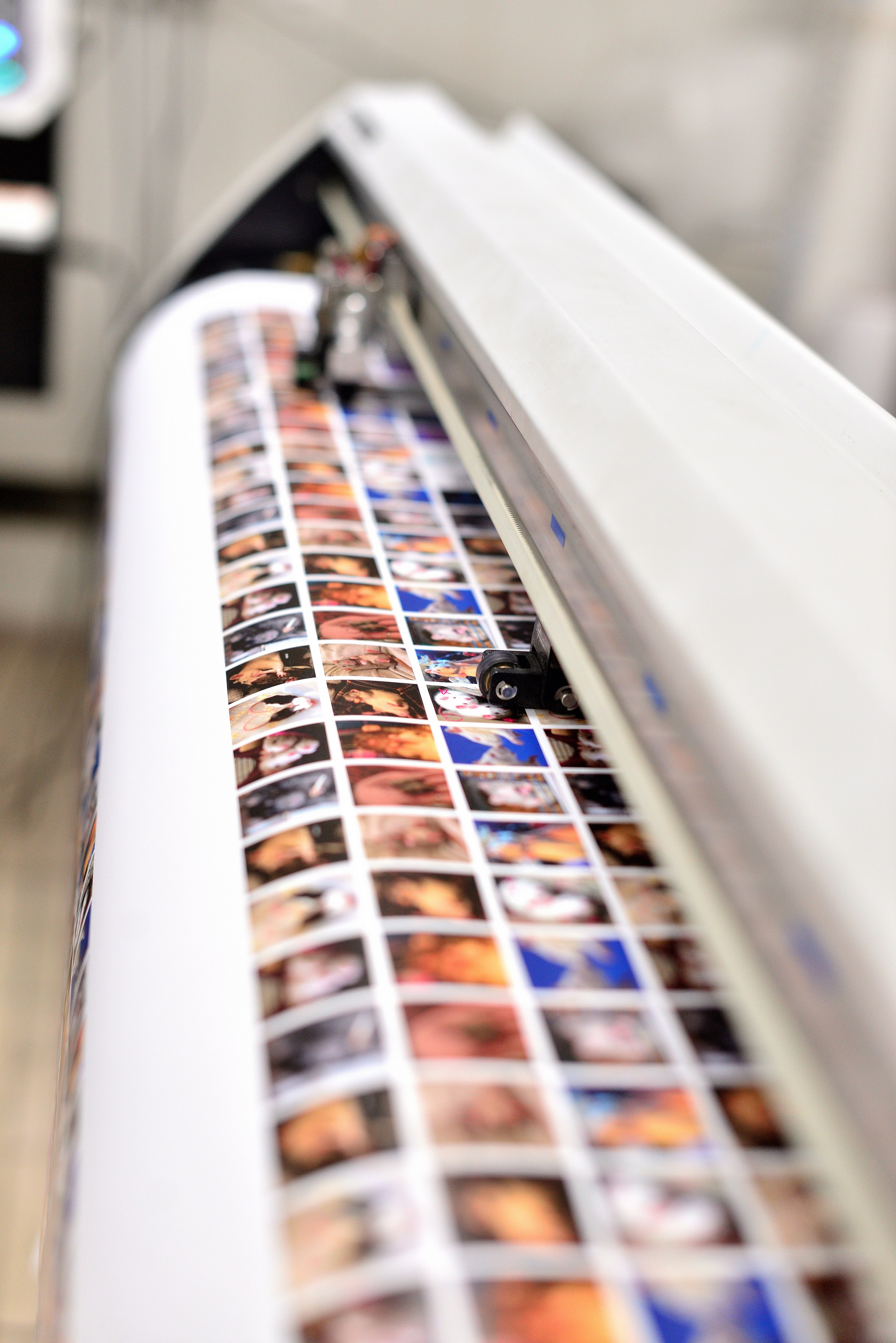 Производство 3D стикеров. Фотограф Сергей Сергеев