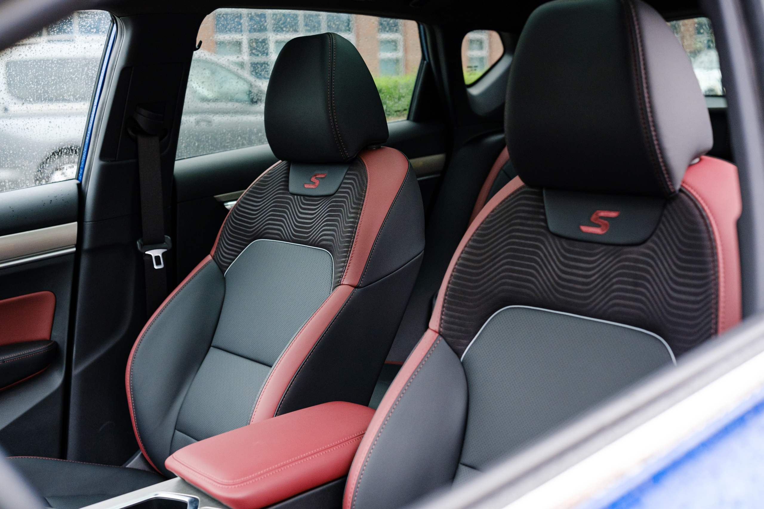 Belgee X50 — твой яркий акцент в сером потоке. Сайт фотографа Дмитрия Батенёва