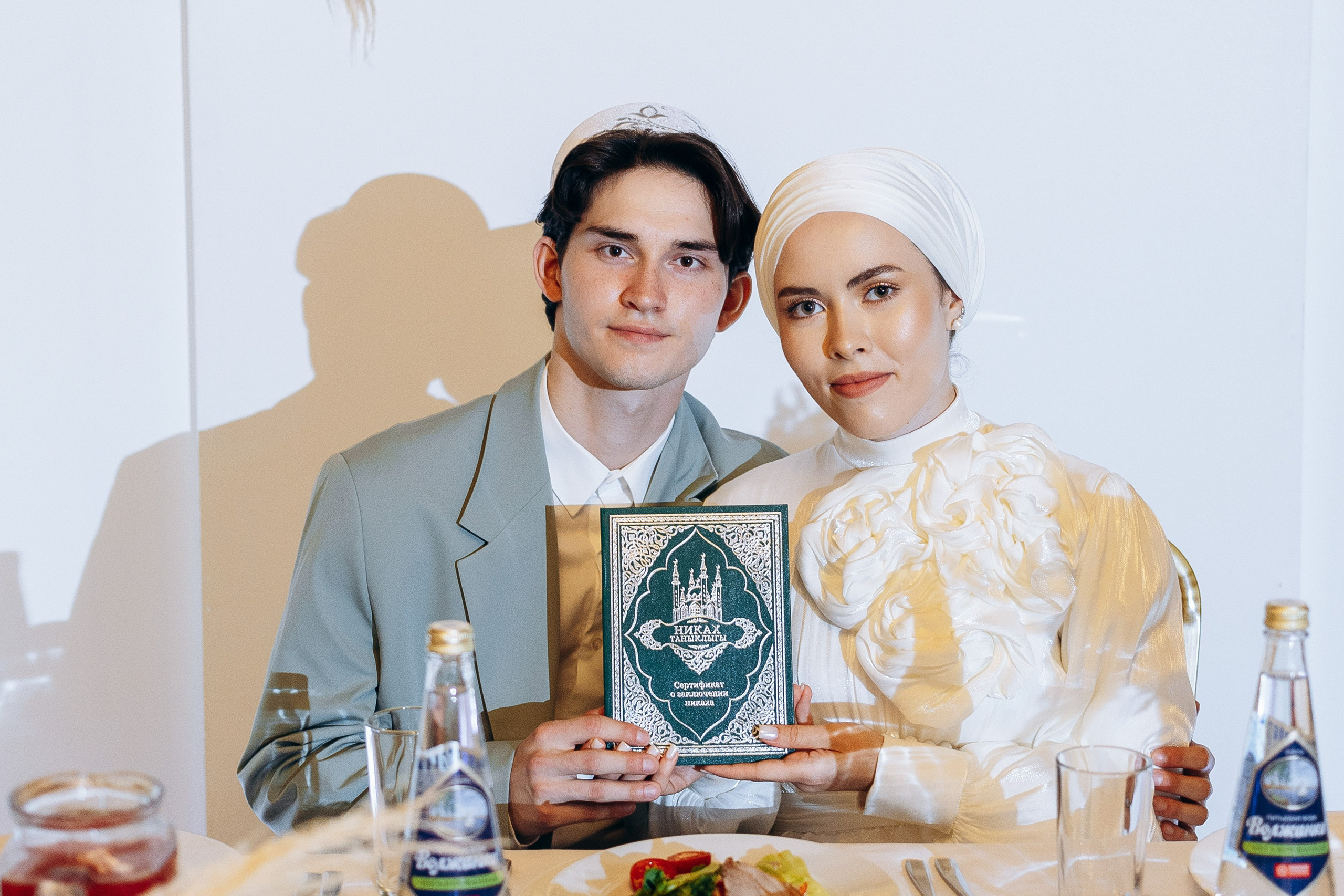 Жених и невеста получают свидетельство о Никахе из рук Хазрата