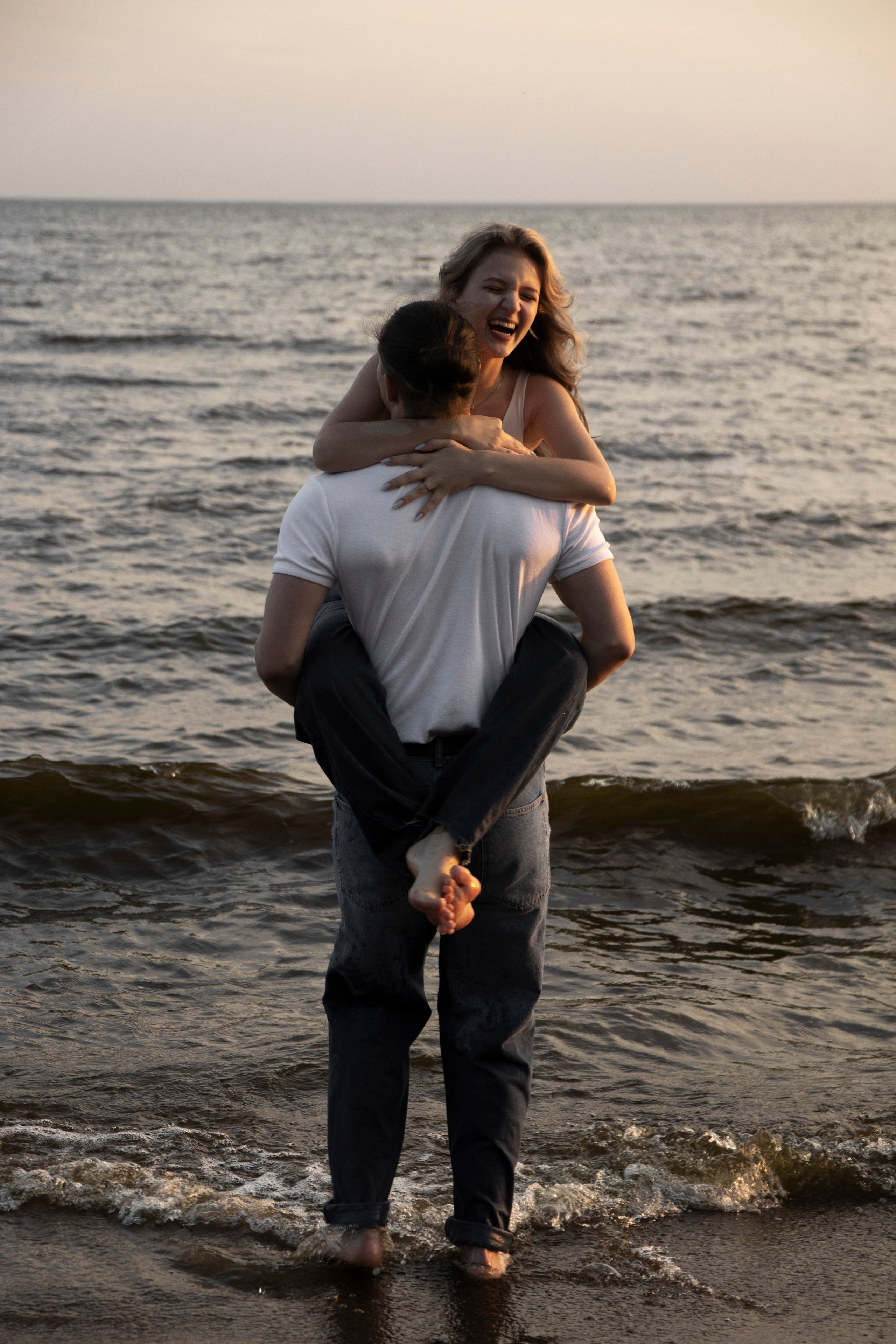 лавстори на финском заливе. фотосессия на заливе. Фотосессия на пляже.