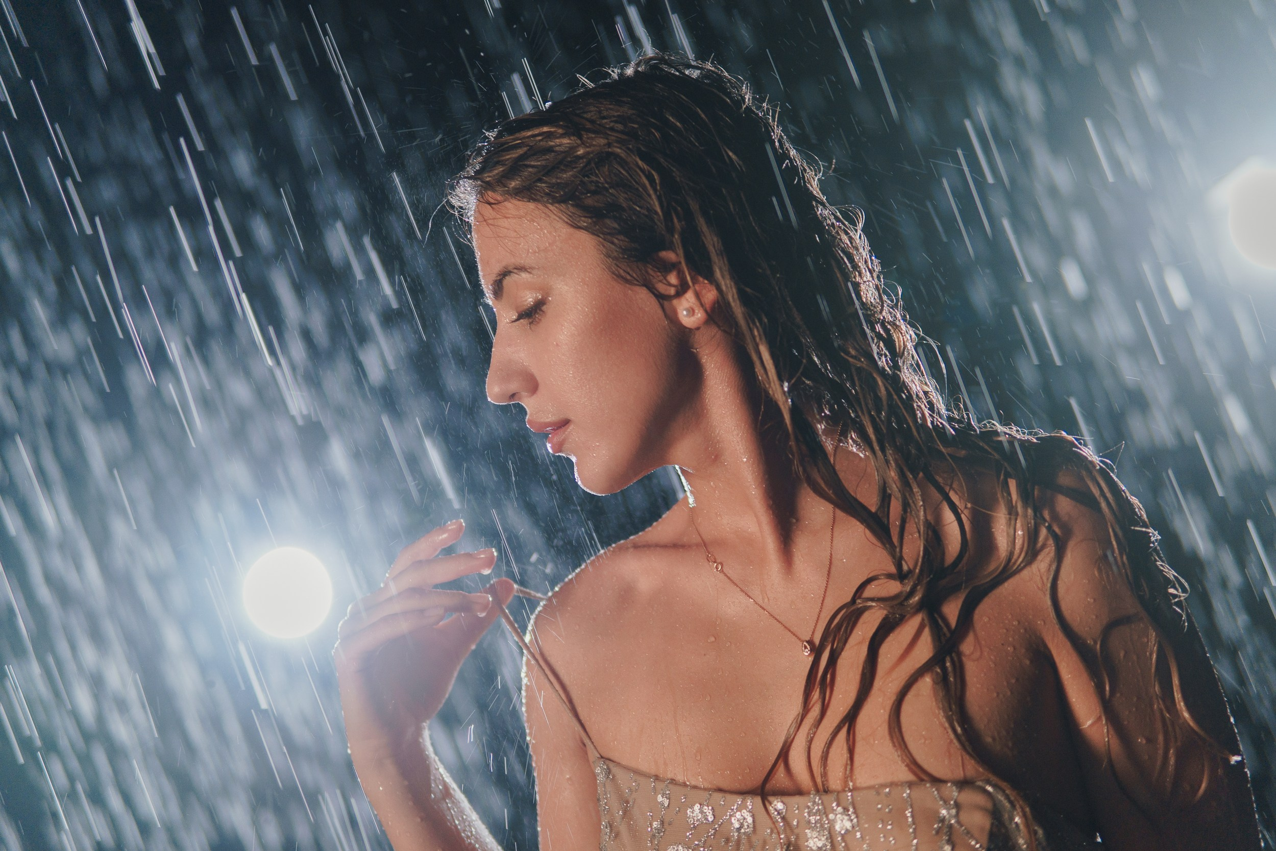 красивая мокрая девушка в воде аквазал moon мун аквастудия дождь капли дождя платье водная съемка фотосессия