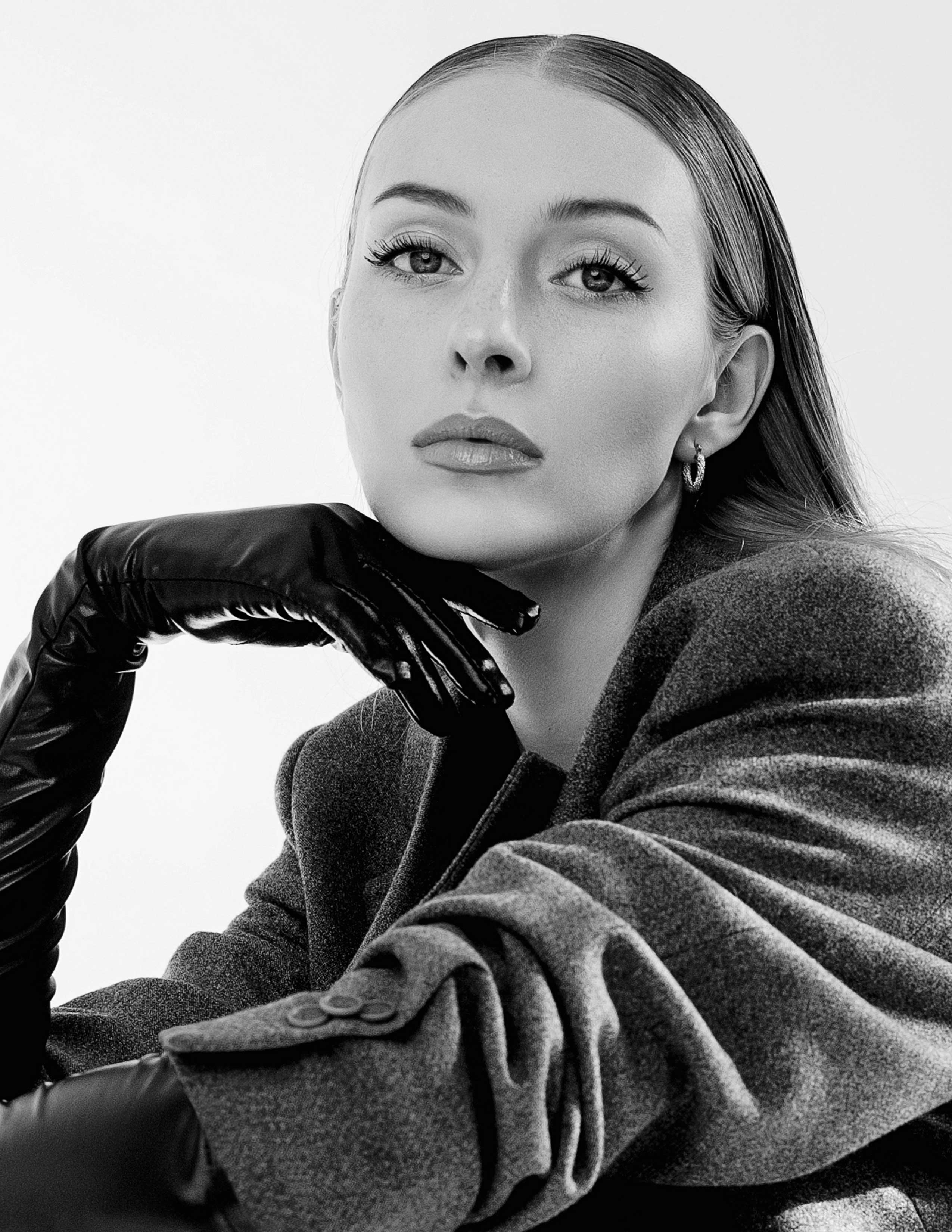 Студийная фотосессия чёрно-белая