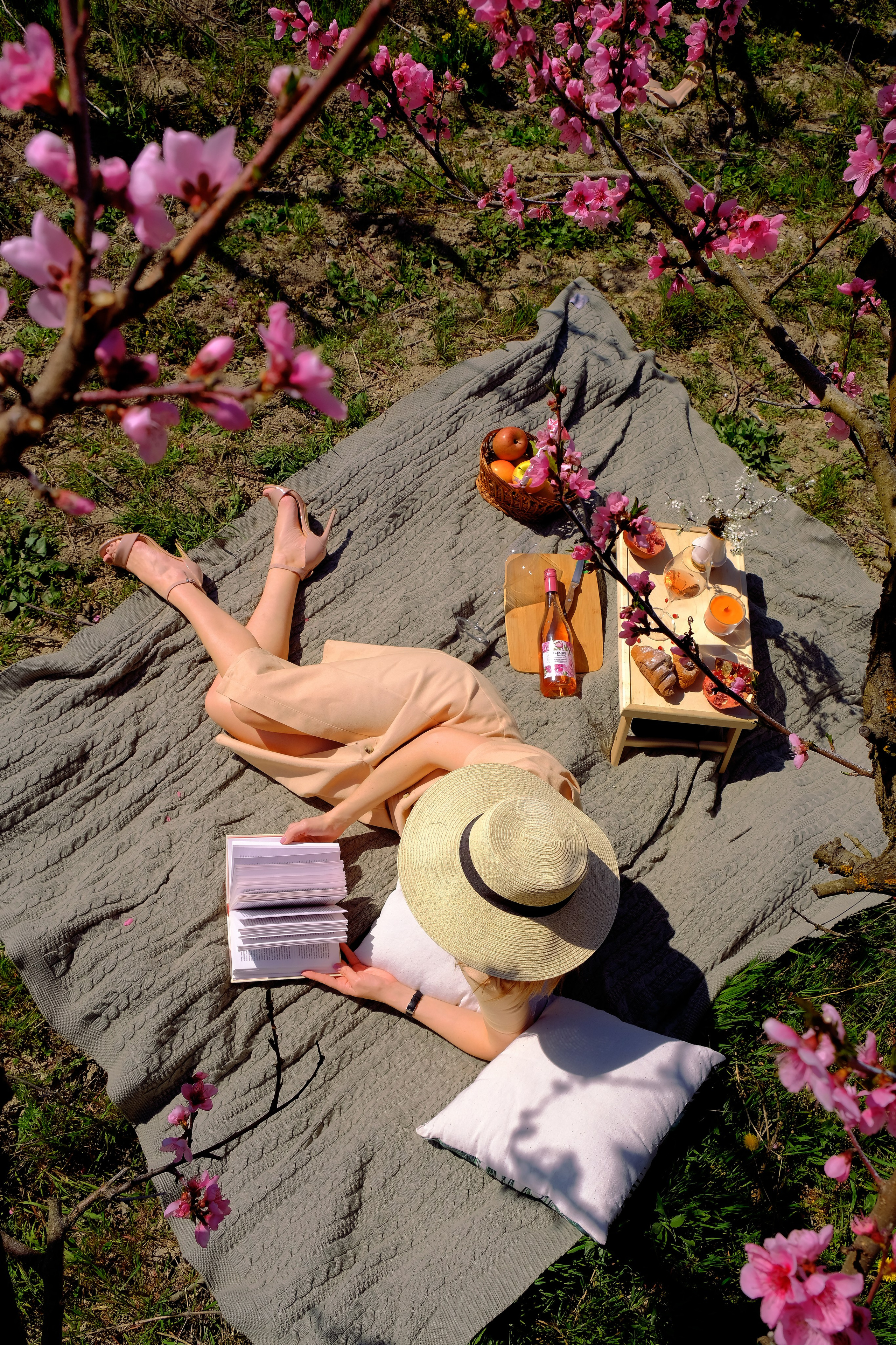 Фотосессия в садах: Персик, лаванда, мак, виноград, подсолнух, ромашка, сирень и др. Профессиональная фотосъемка в Крыму. Натуральные эмоции и живые кадры. Забронируйте дату прямо сейчас!