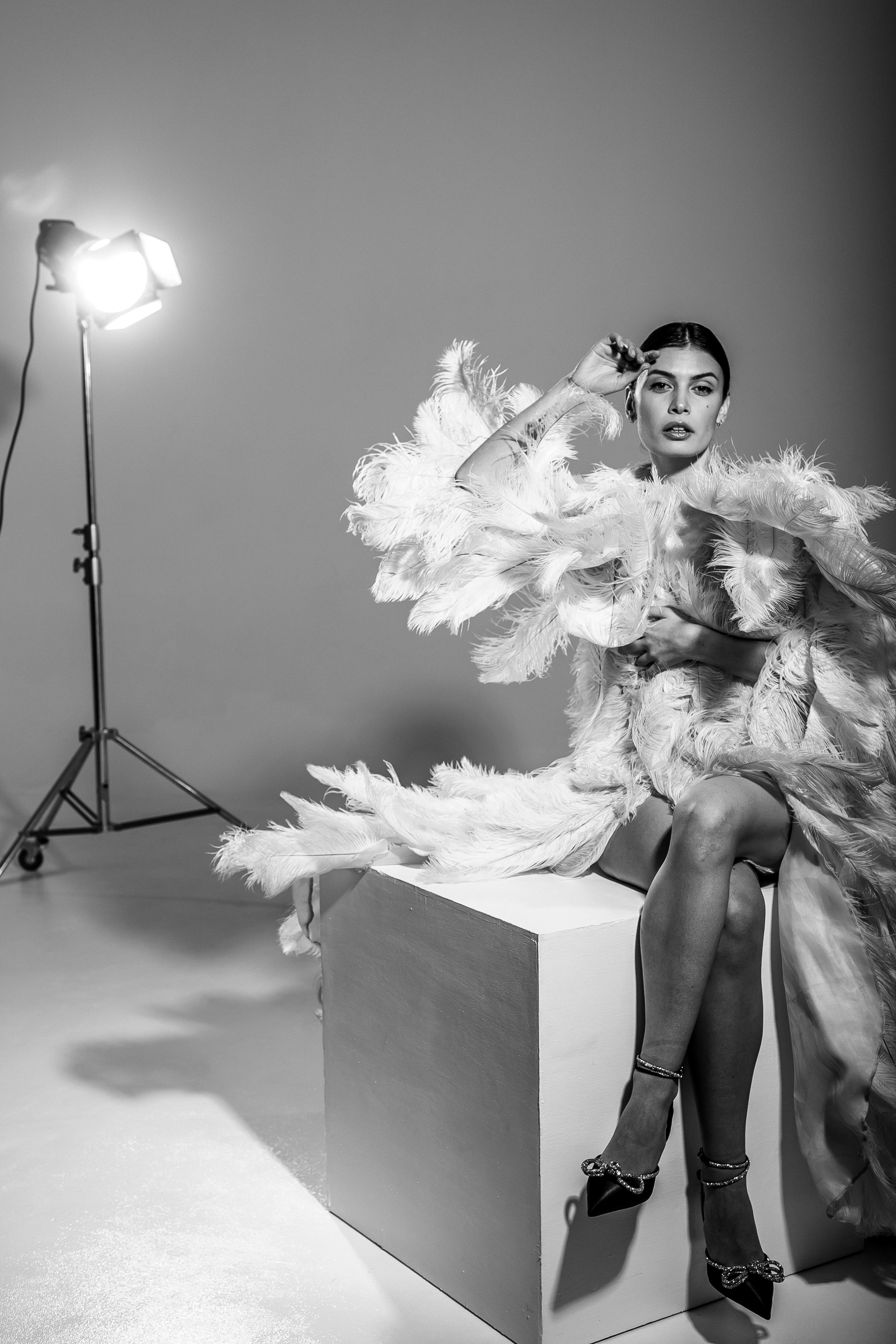 Фотосессия в перьях на белой циклораме в студии
