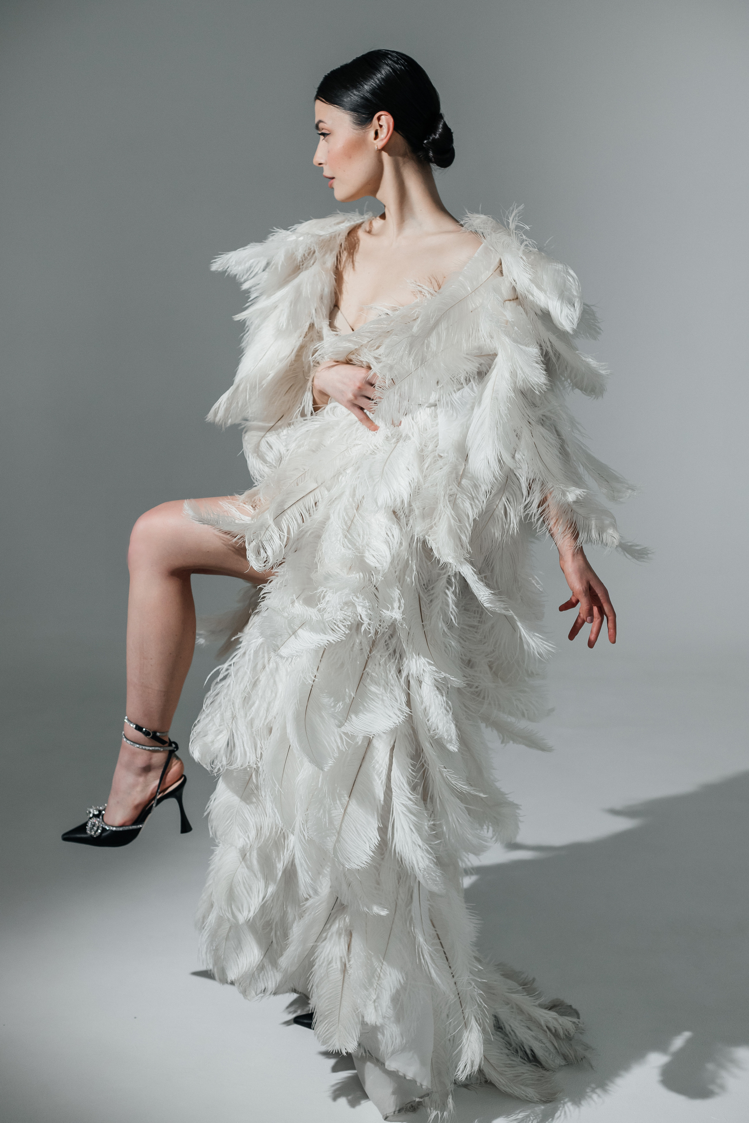 Фотосессия в перьях на белой циклораме в студии