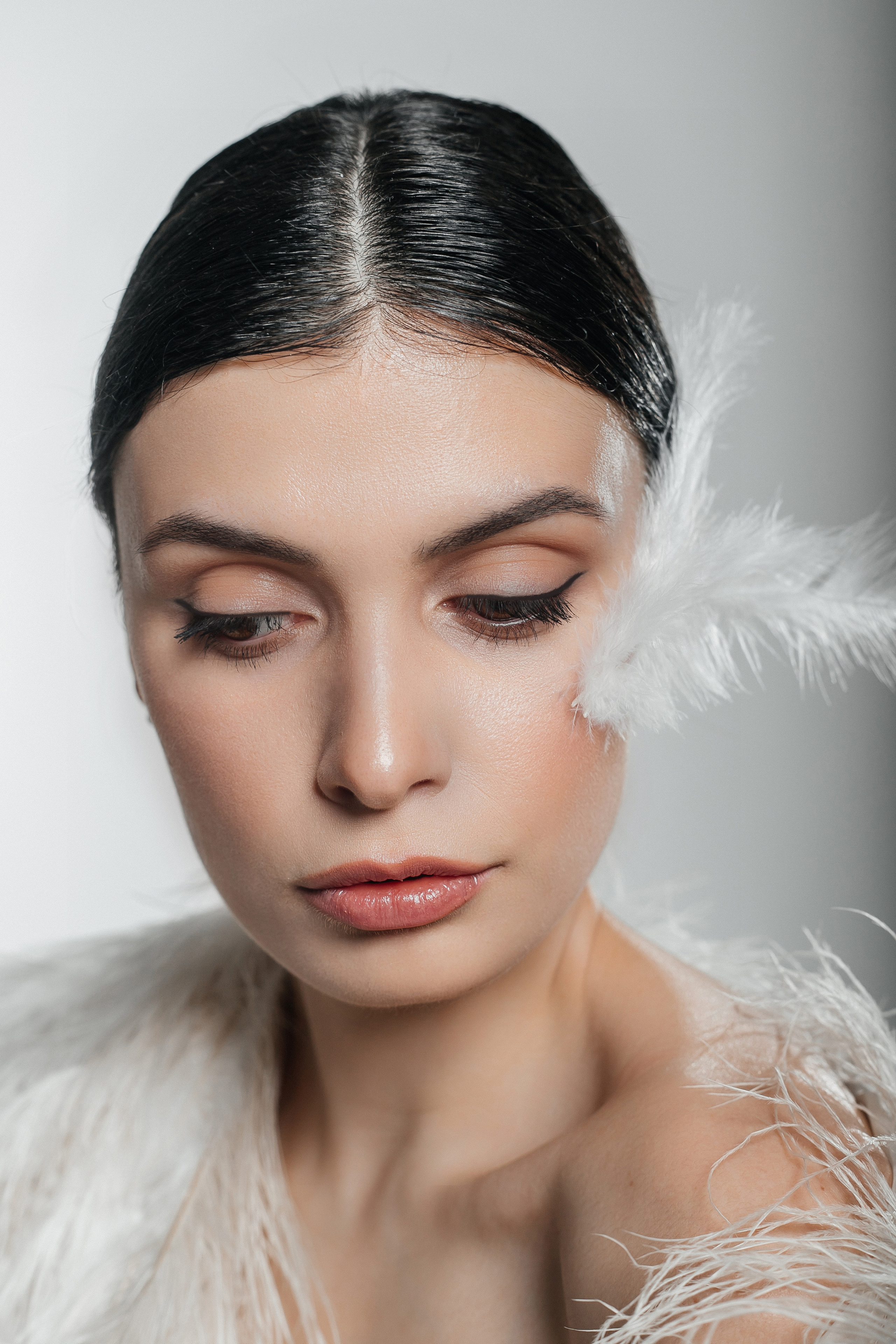 Фотосессия в перьях на белой циклораме в студии