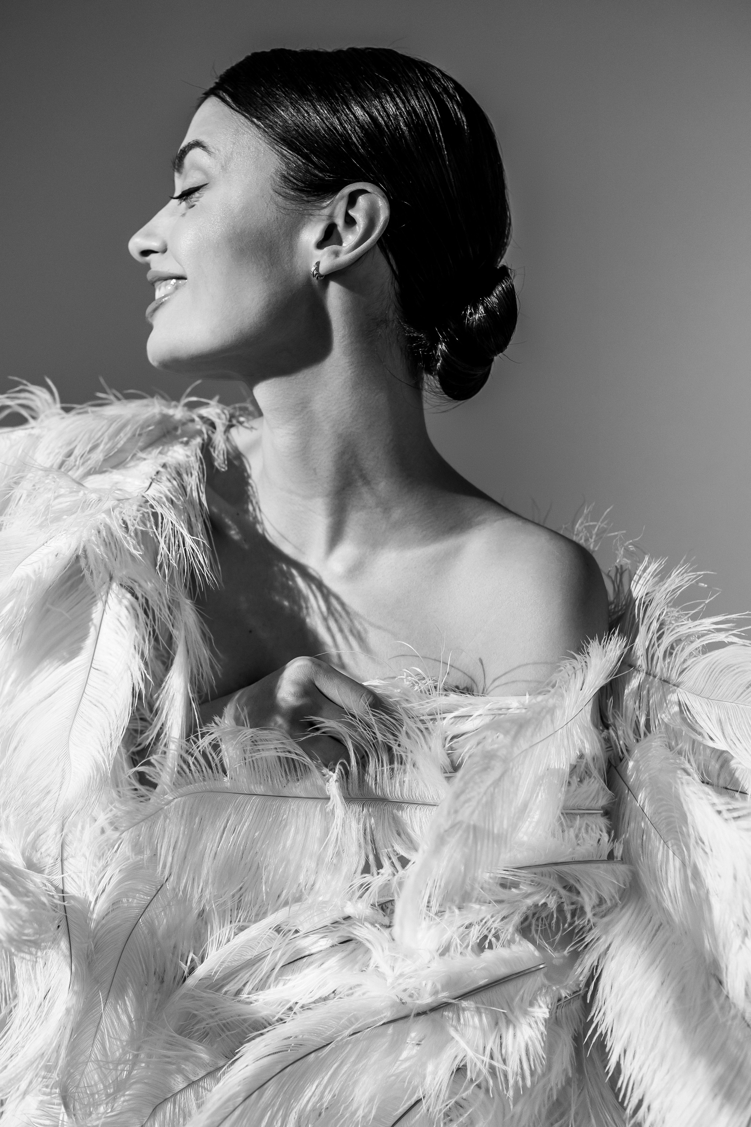 Фотосессия в перьях на белой циклораме в студии