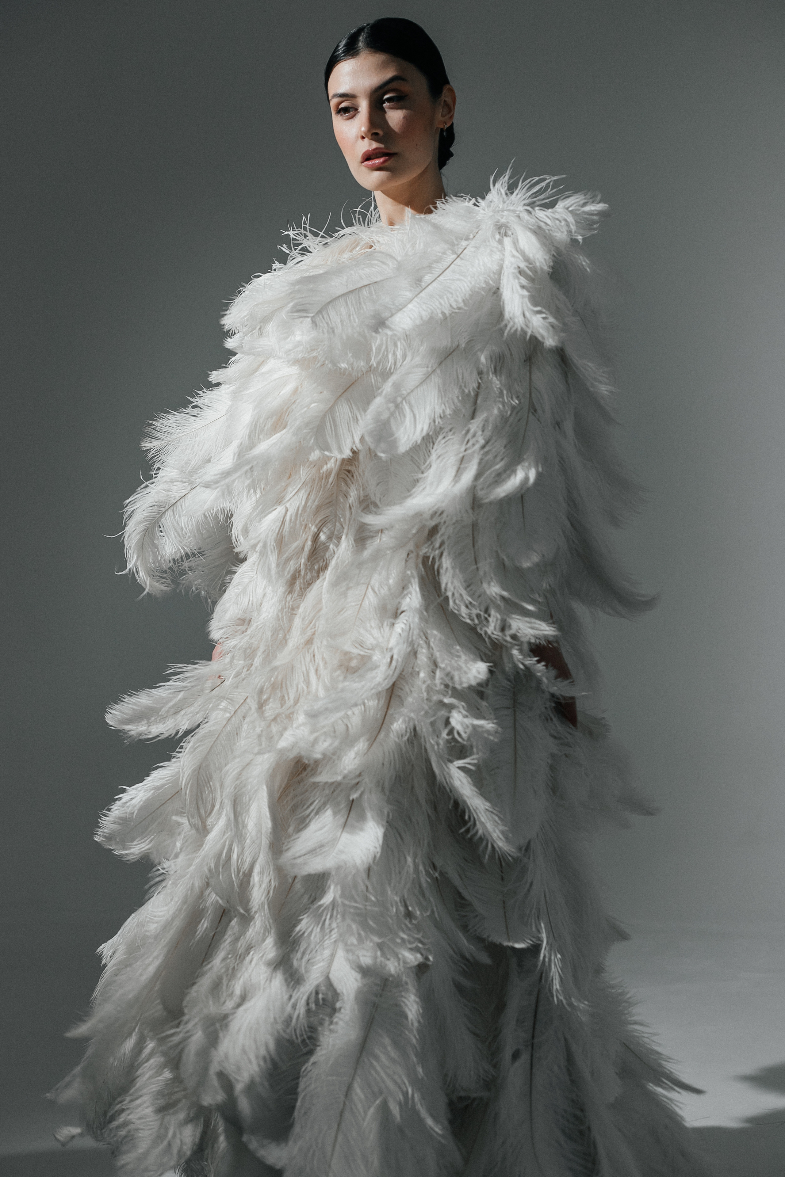 Фотосессия в перьях на белой циклораме в студии